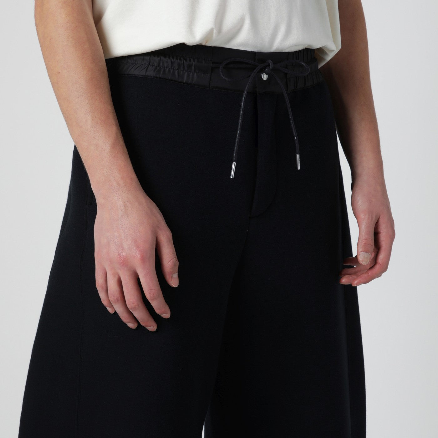 Pantalon noir en coton mélangé à jambe courbe