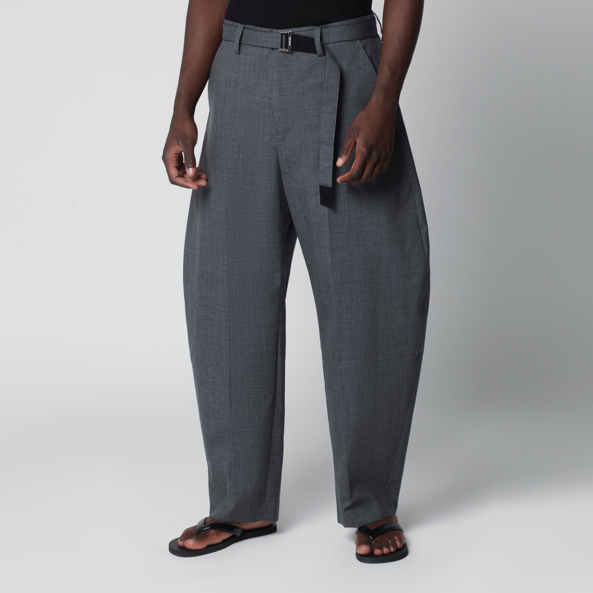 Graue Wollhose mit Gürtel
