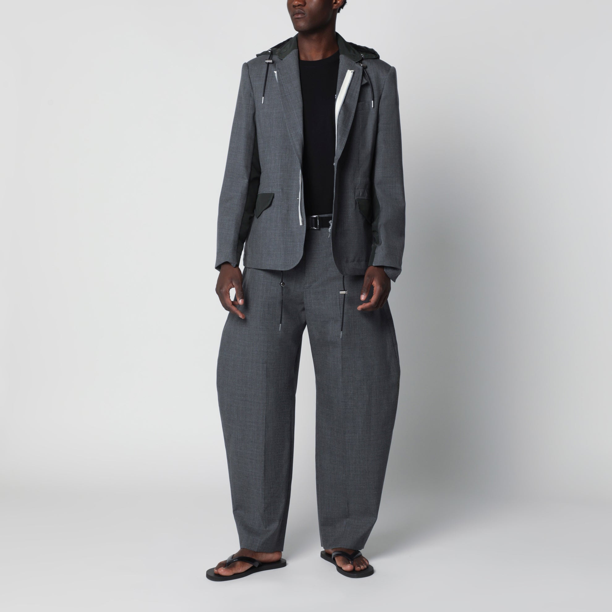 Graue Wollhose mit Gürtel