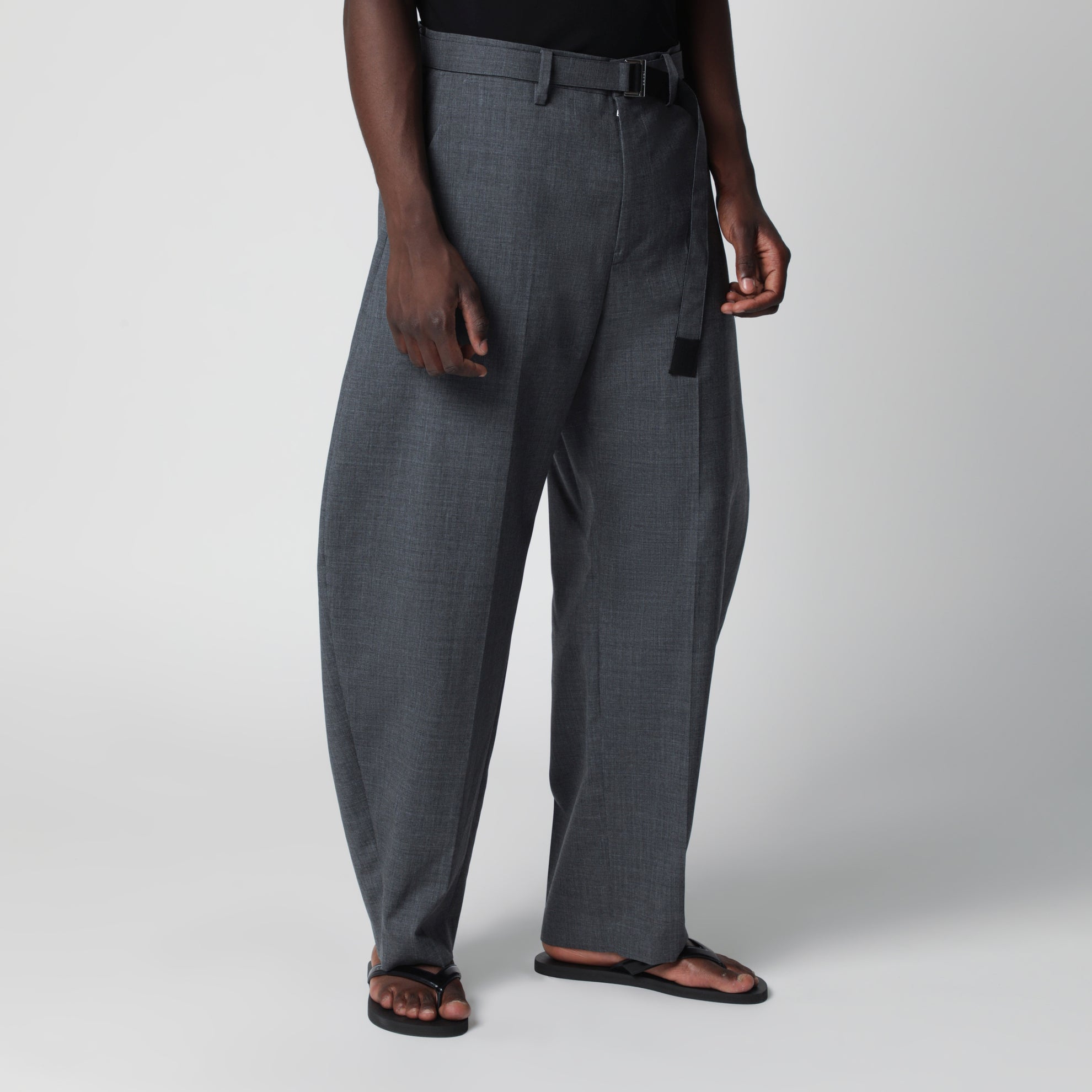 Graue Wollhose mit Gürtel