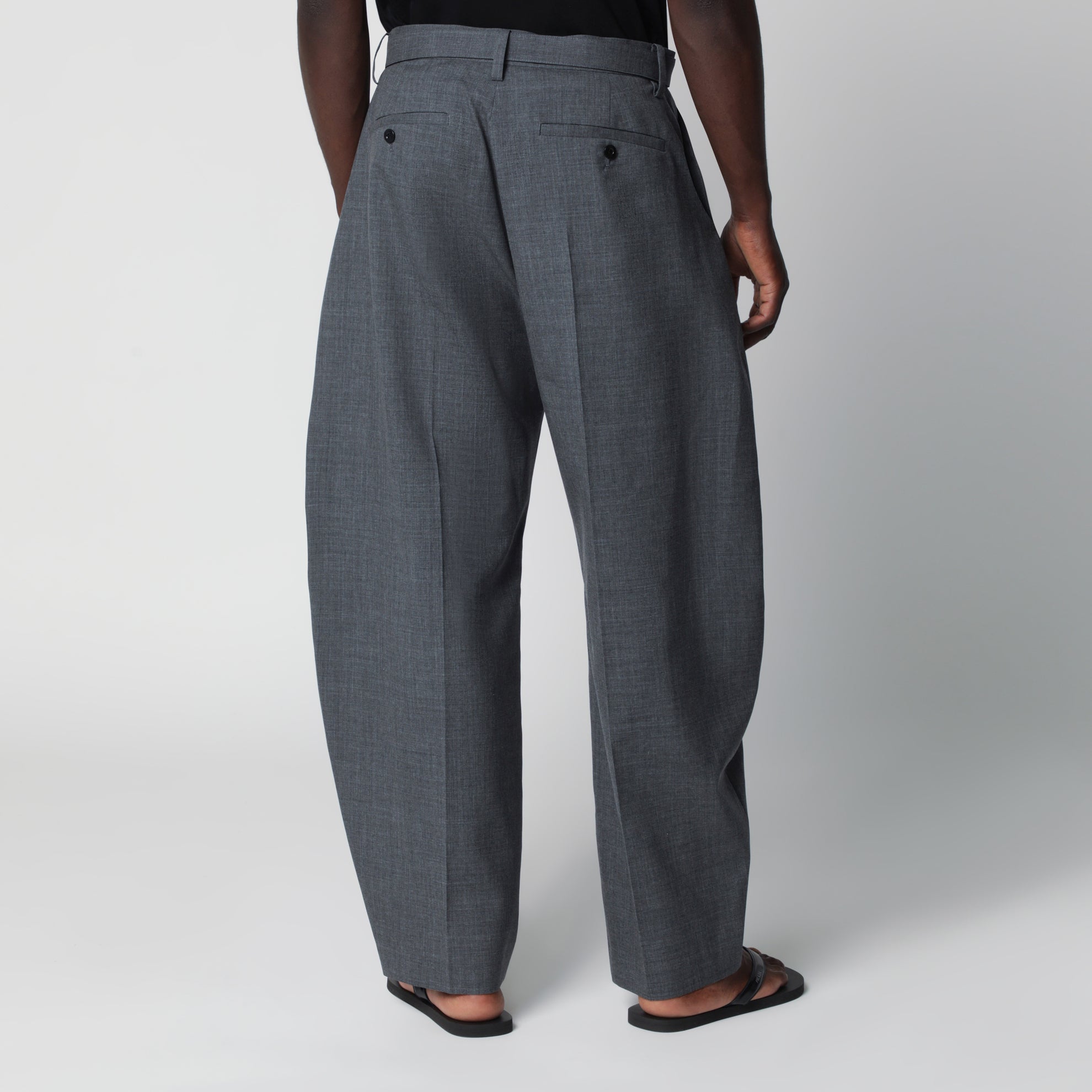 Graue Wollhose mit Gürtel