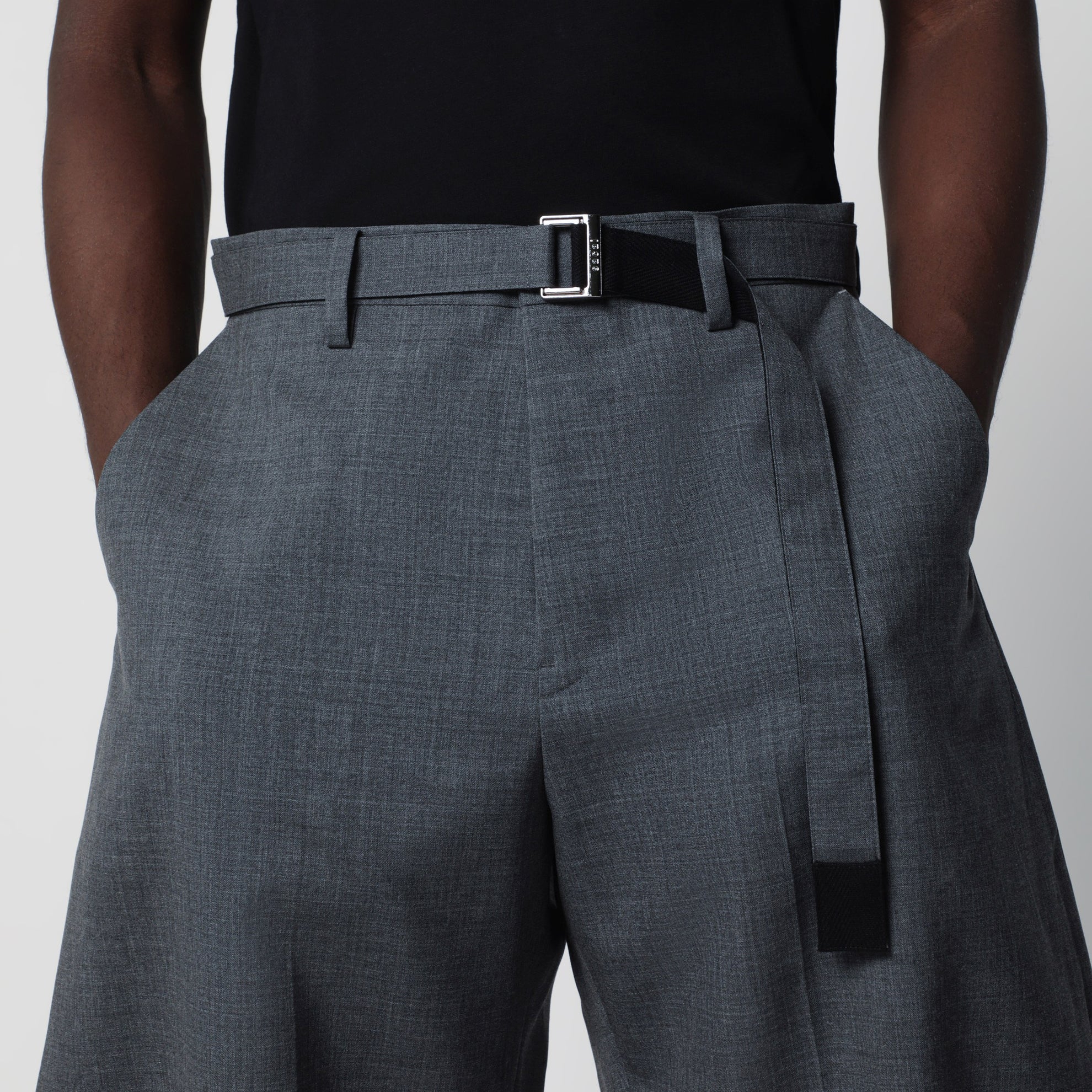 Graue Wollhose mit Gürtel