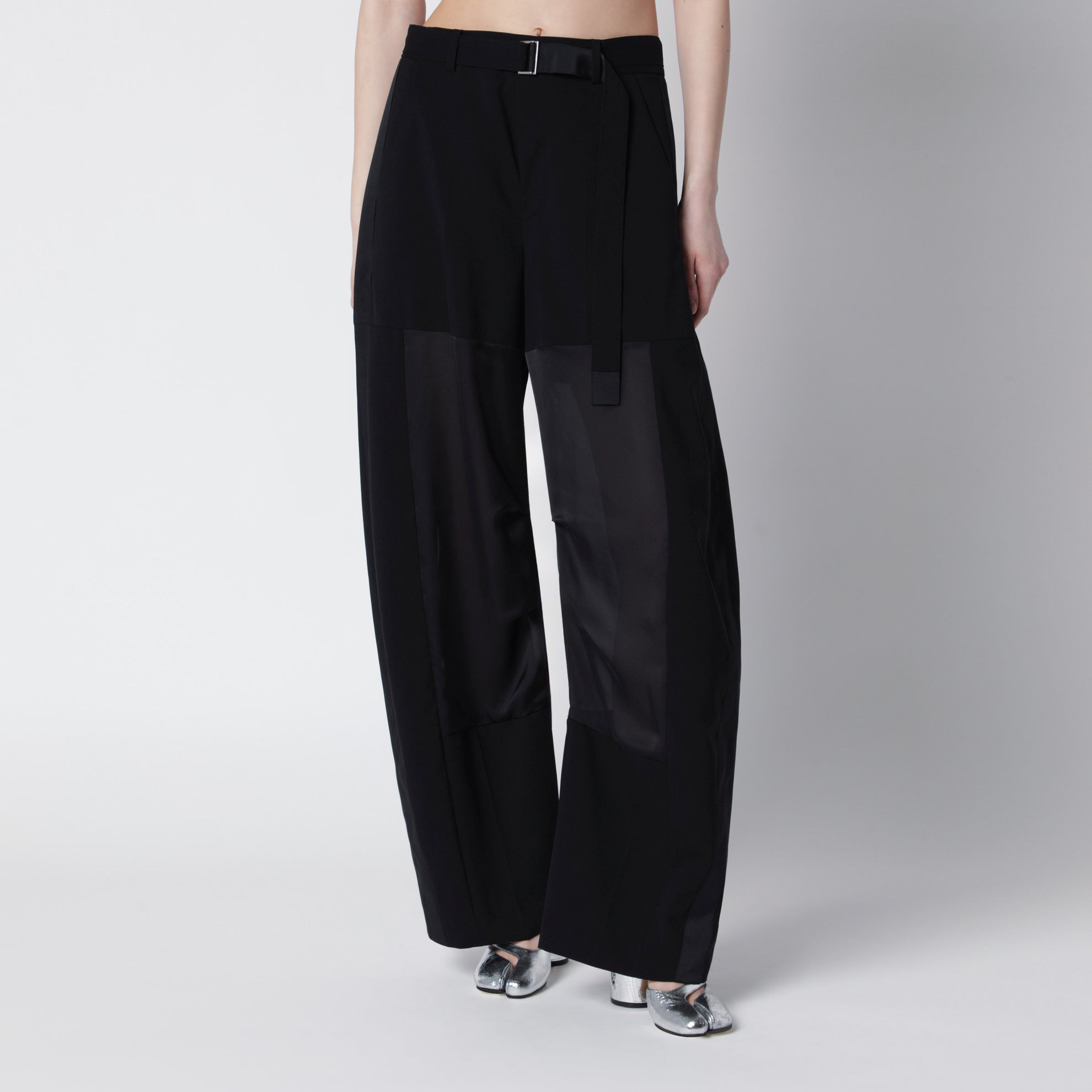 Weite Wollhose mit Einsätzen und Gürtel