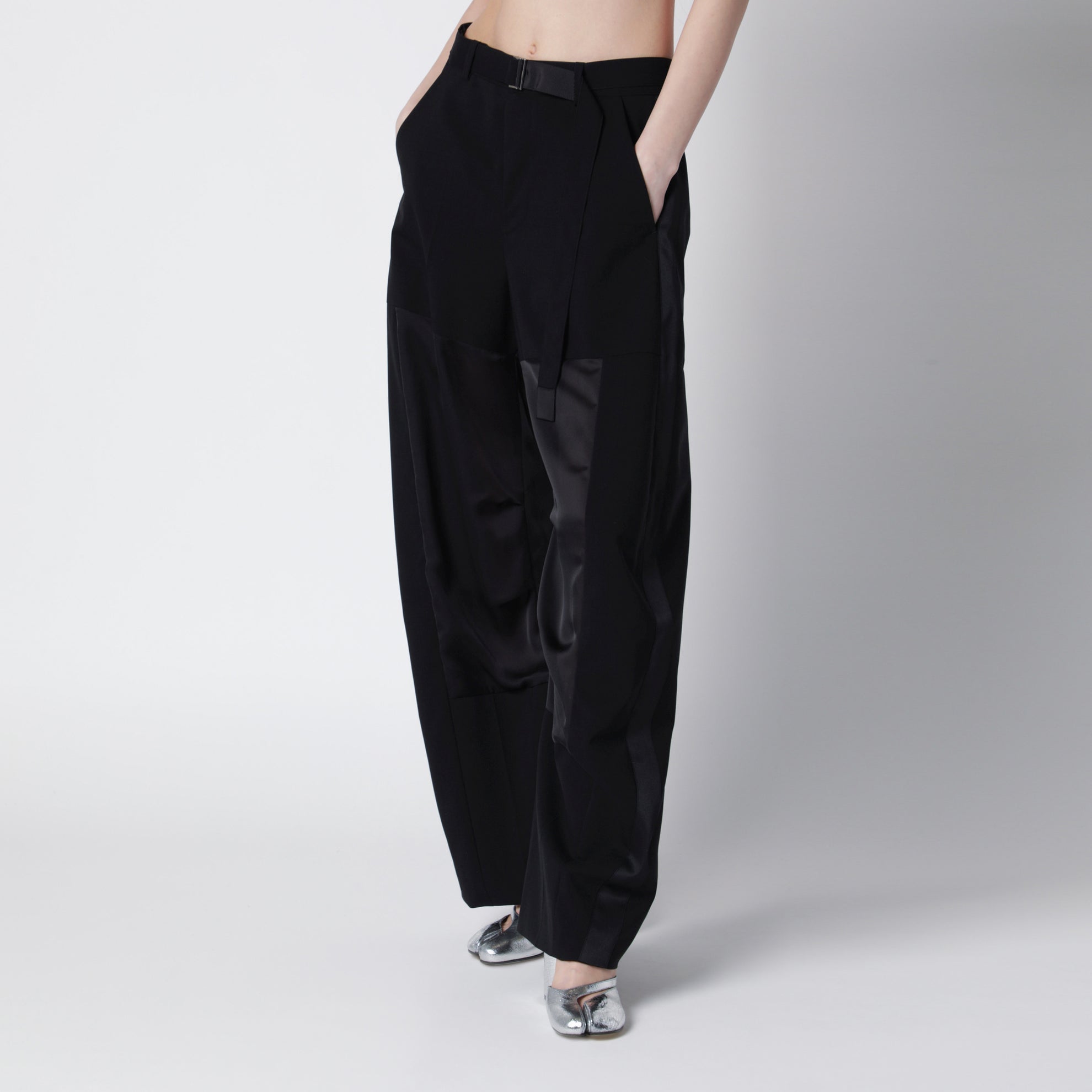 Weite Wollhose mit Einsätzen und Gürtel