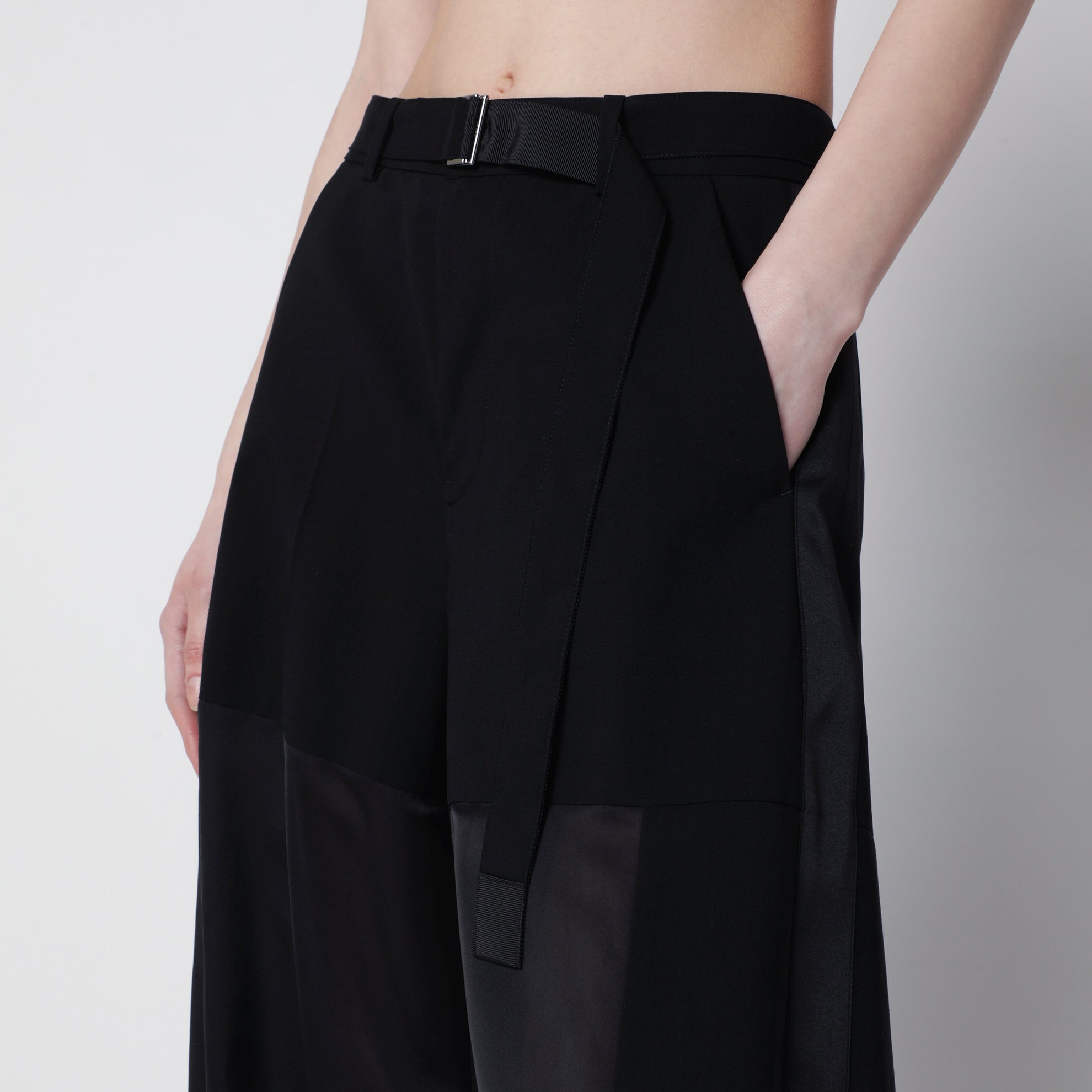 Weite Wollhose mit Einsätzen und Gürtel