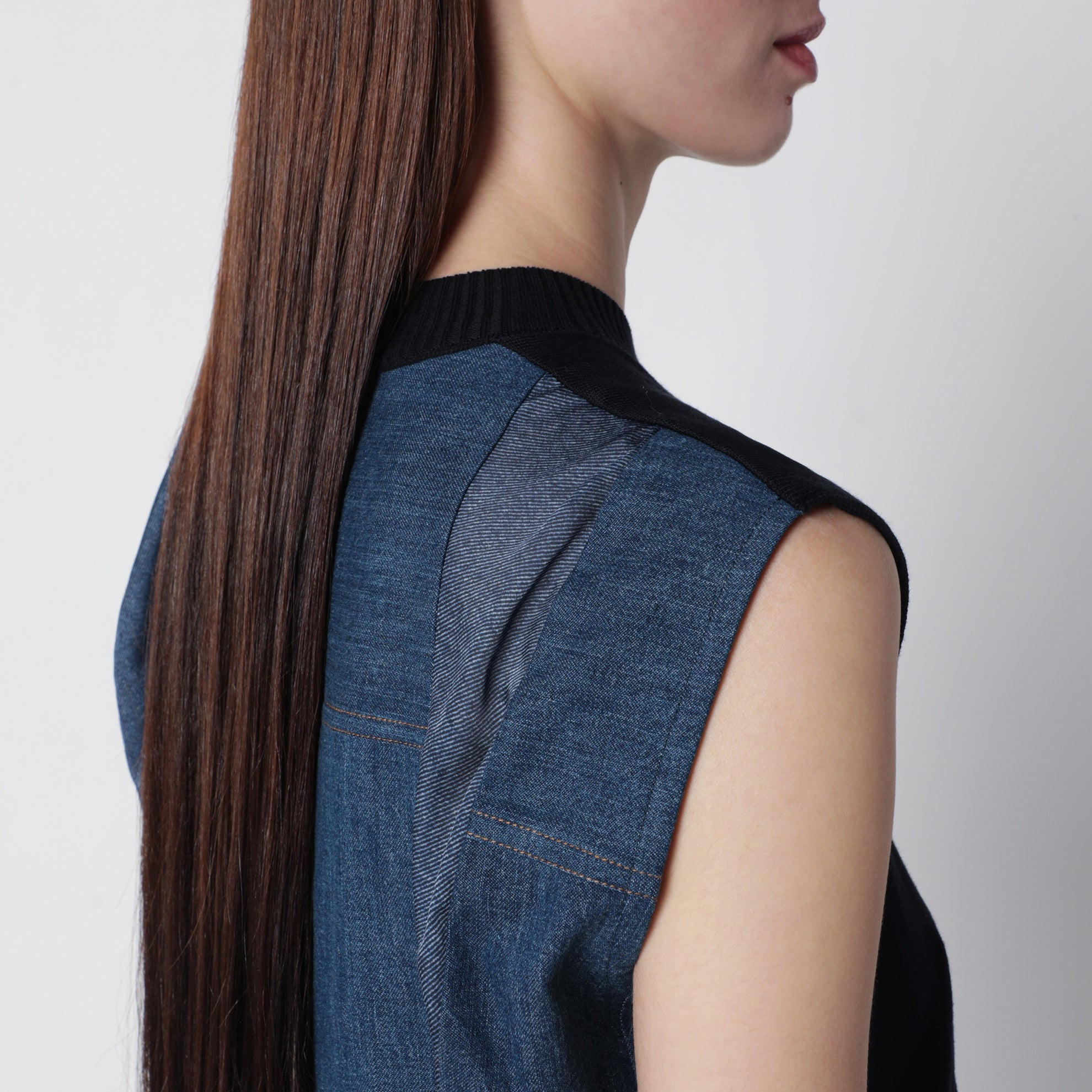 Kleid aus Denim und Strick
