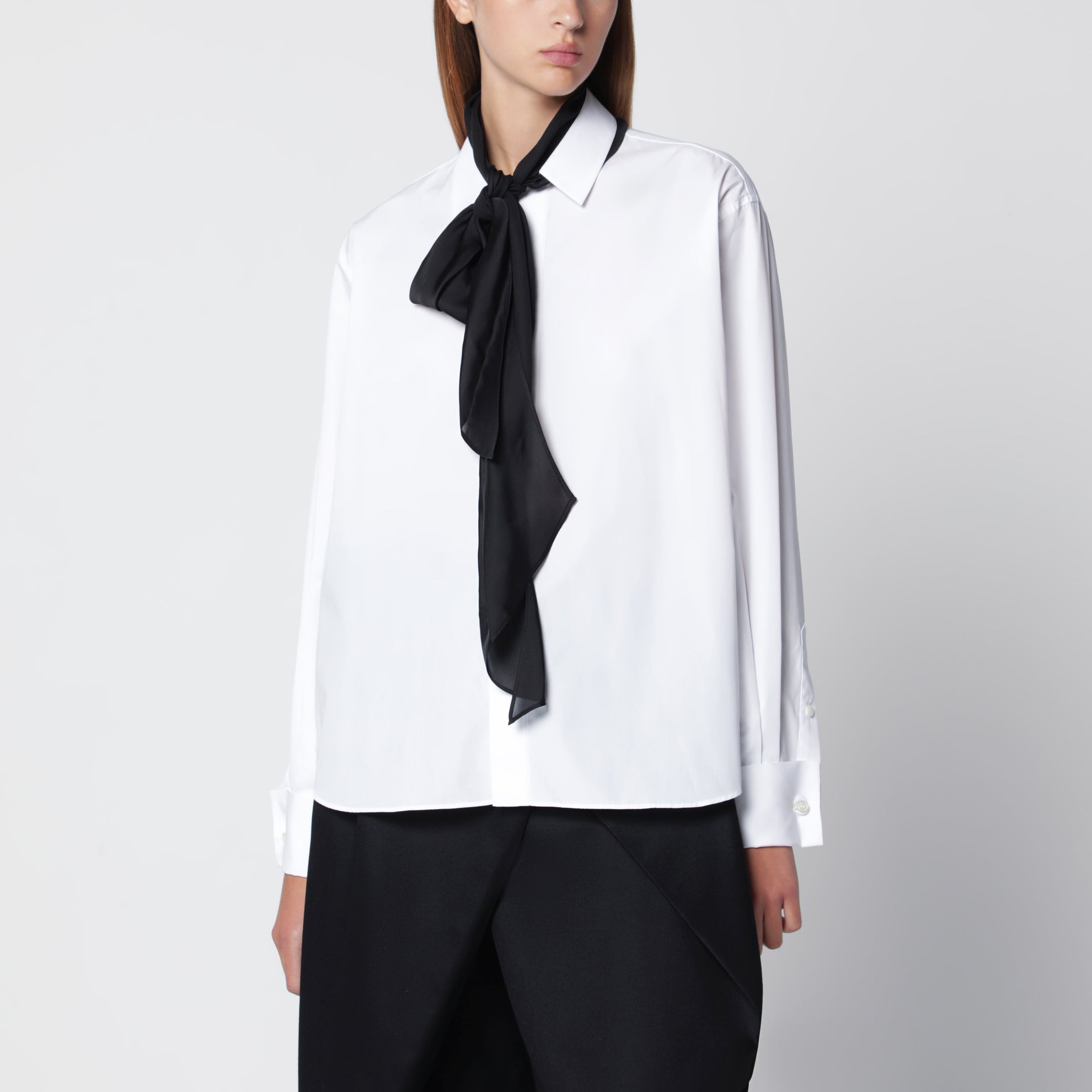 Weiße Bluse mit schwarzem Schal