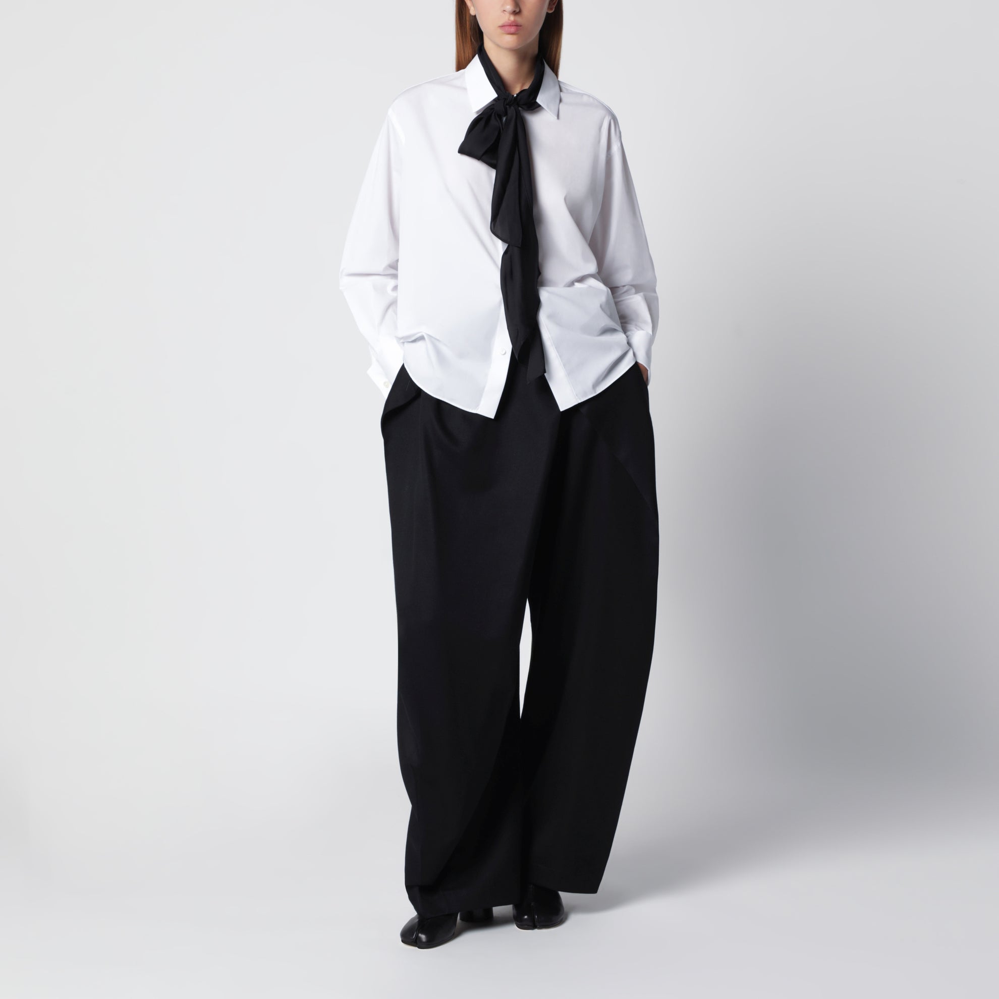 Weiße Bluse mit schwarzem Schal
