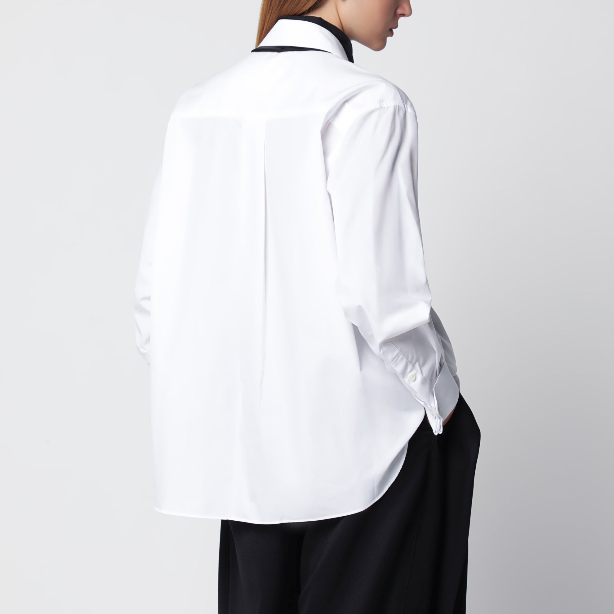 Weiße Bluse mit schwarzem Schal
