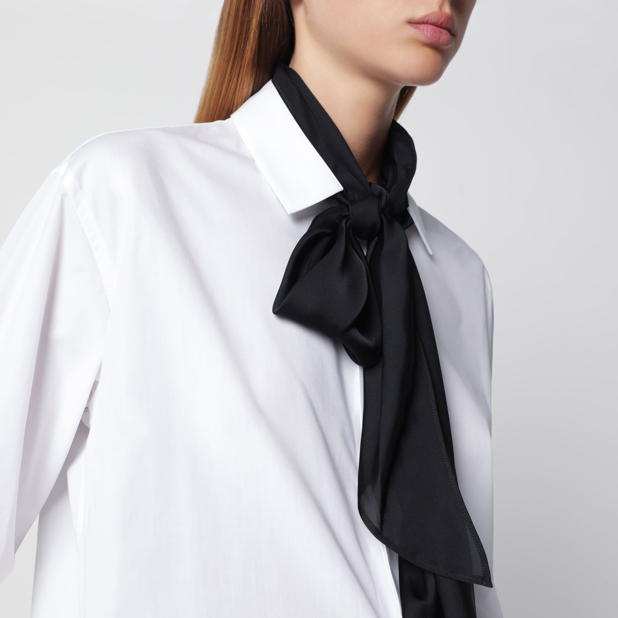 Weiße Bluse mit schwarzem Schal