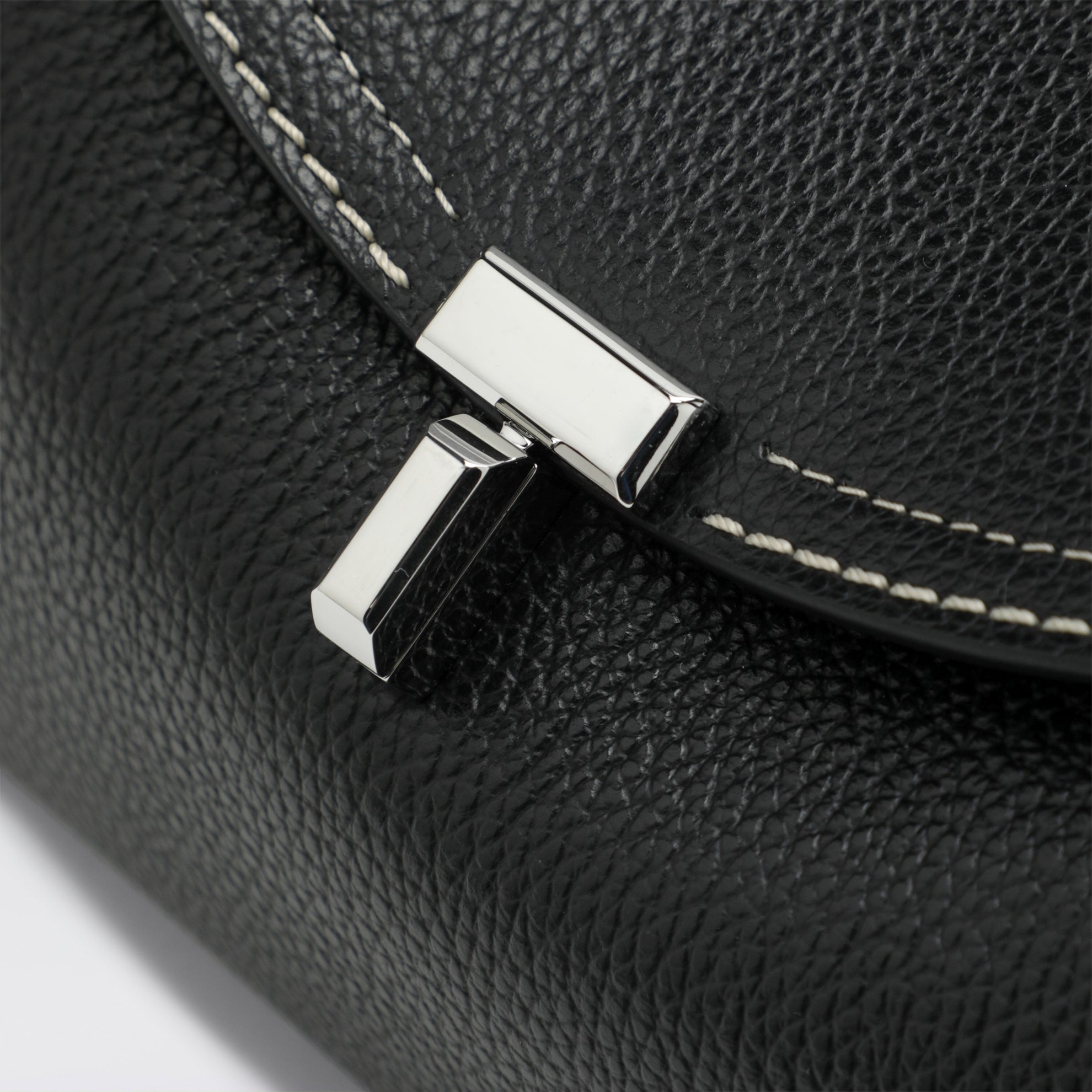 T-lock bag in black grained leather