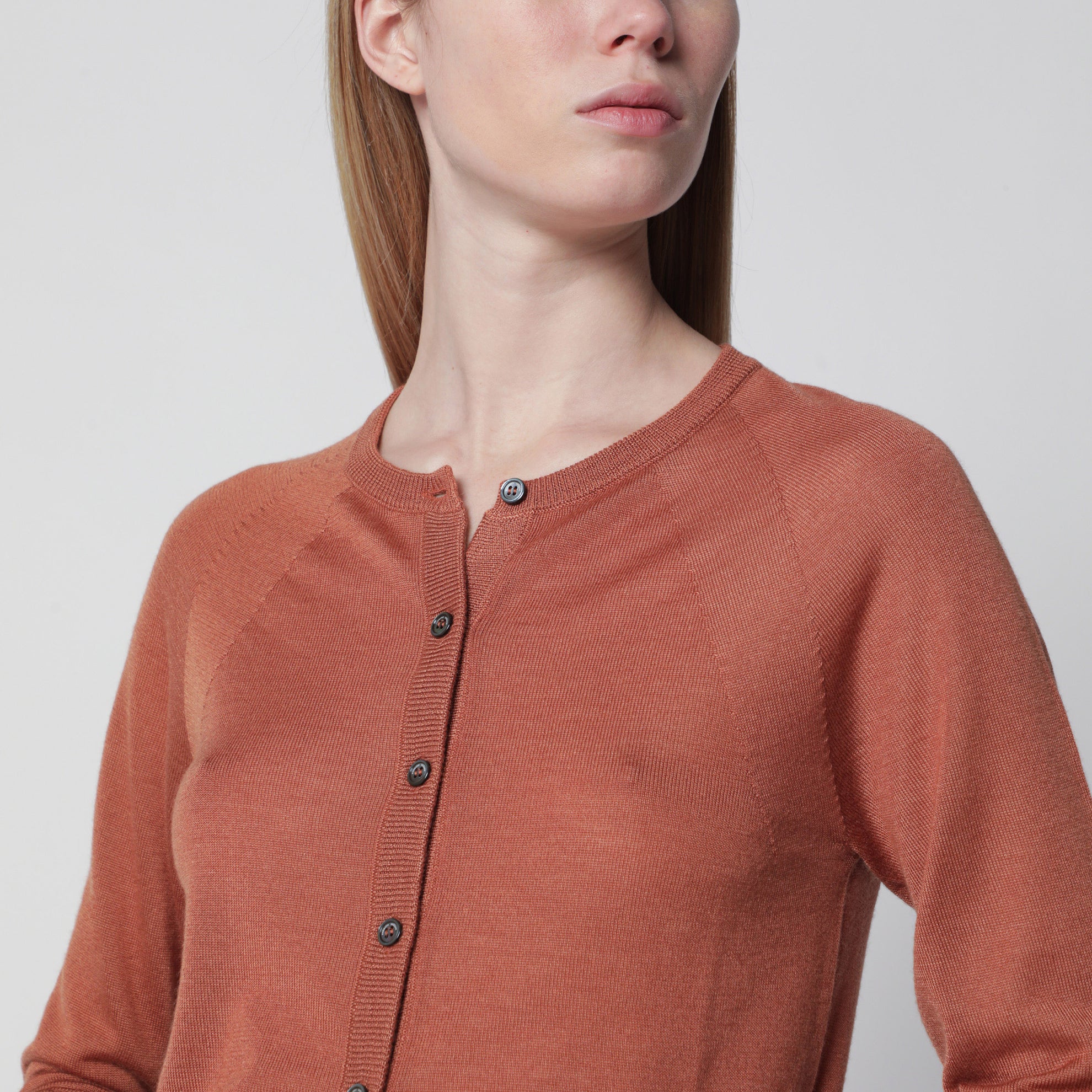 Cardigan color mattone in cashmere e seta