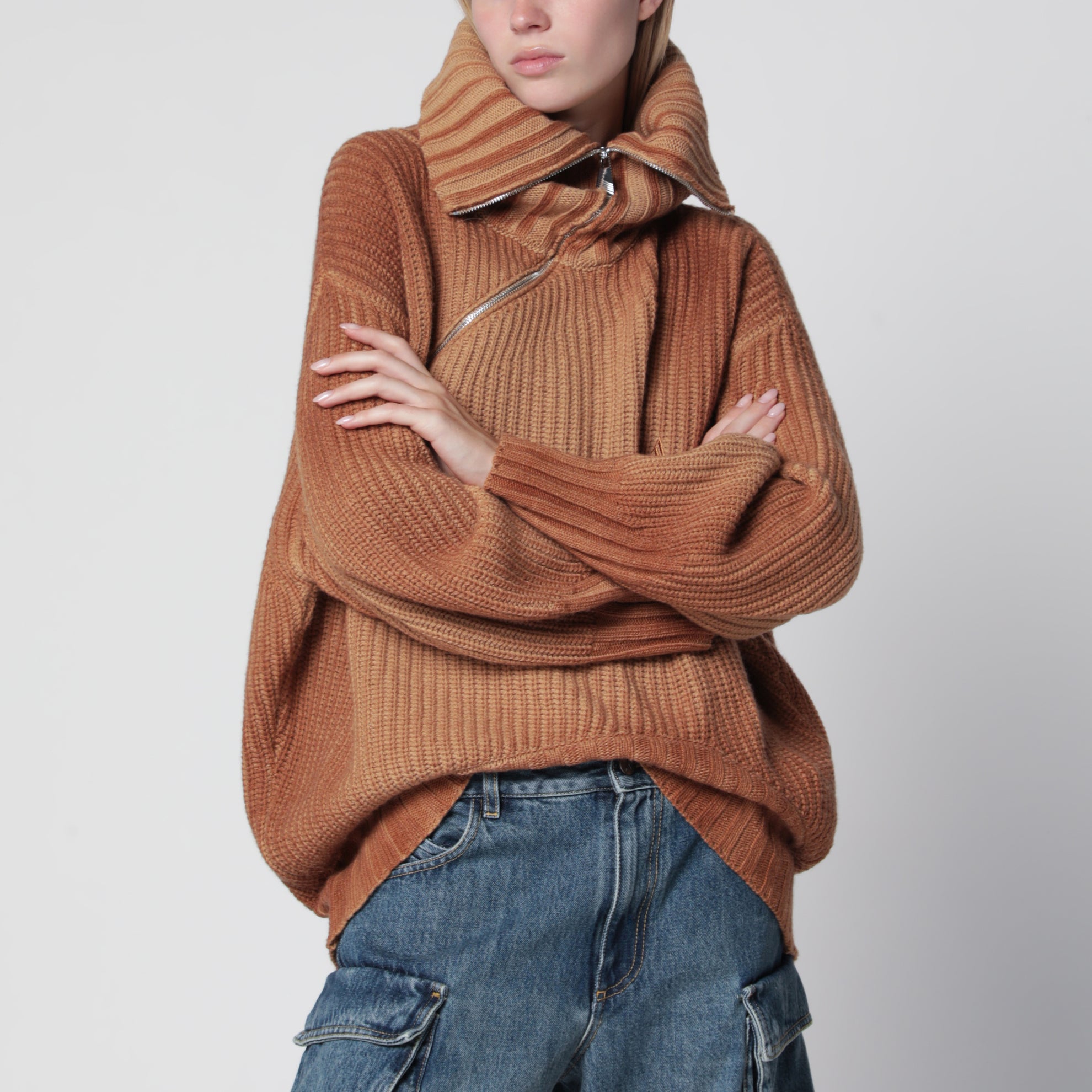 Pullover aus Wolle und Kaschmir in Camel mit asymmetrischem Reißverschluss