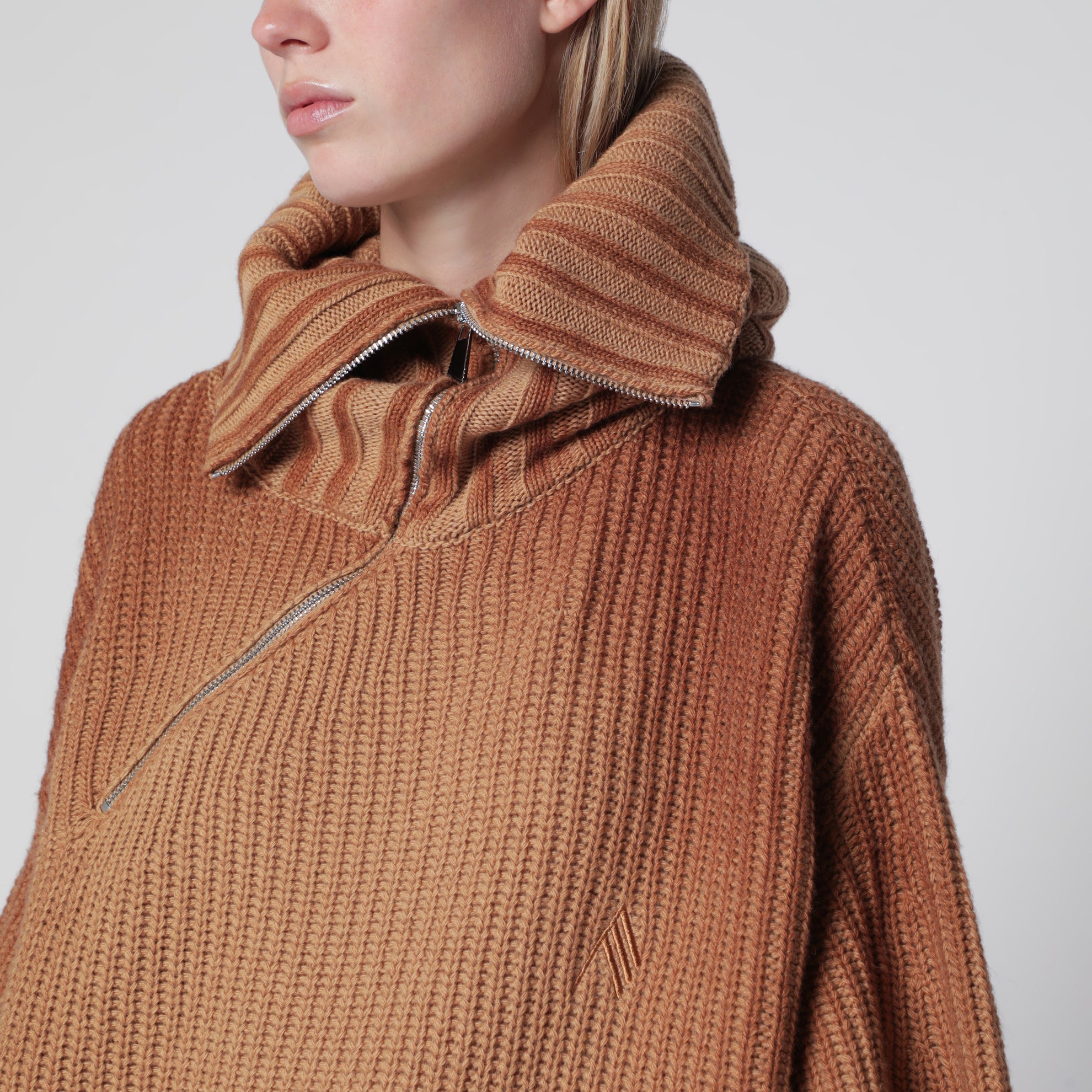 Pullover aus Wolle und Kaschmir in Camel mit asymmetrischem Reißverschluss
