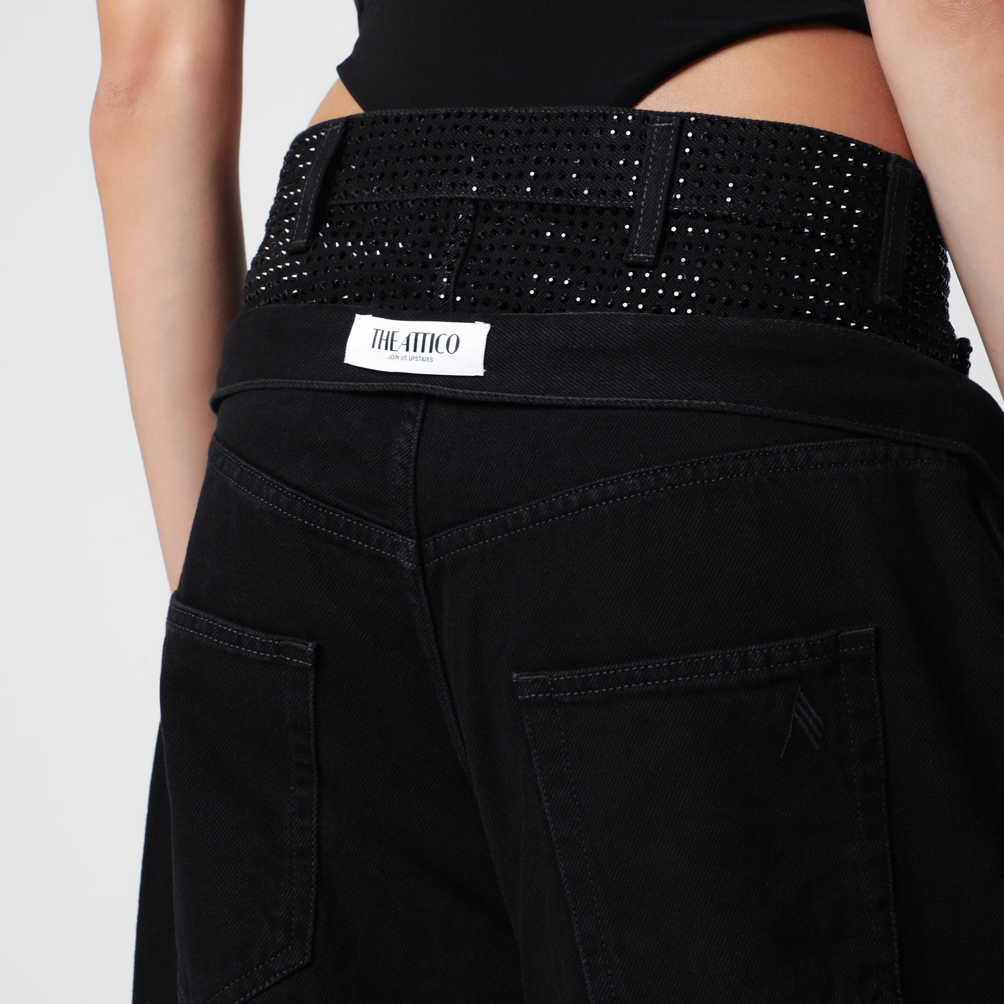 Jean large en denim noir avec cristaux