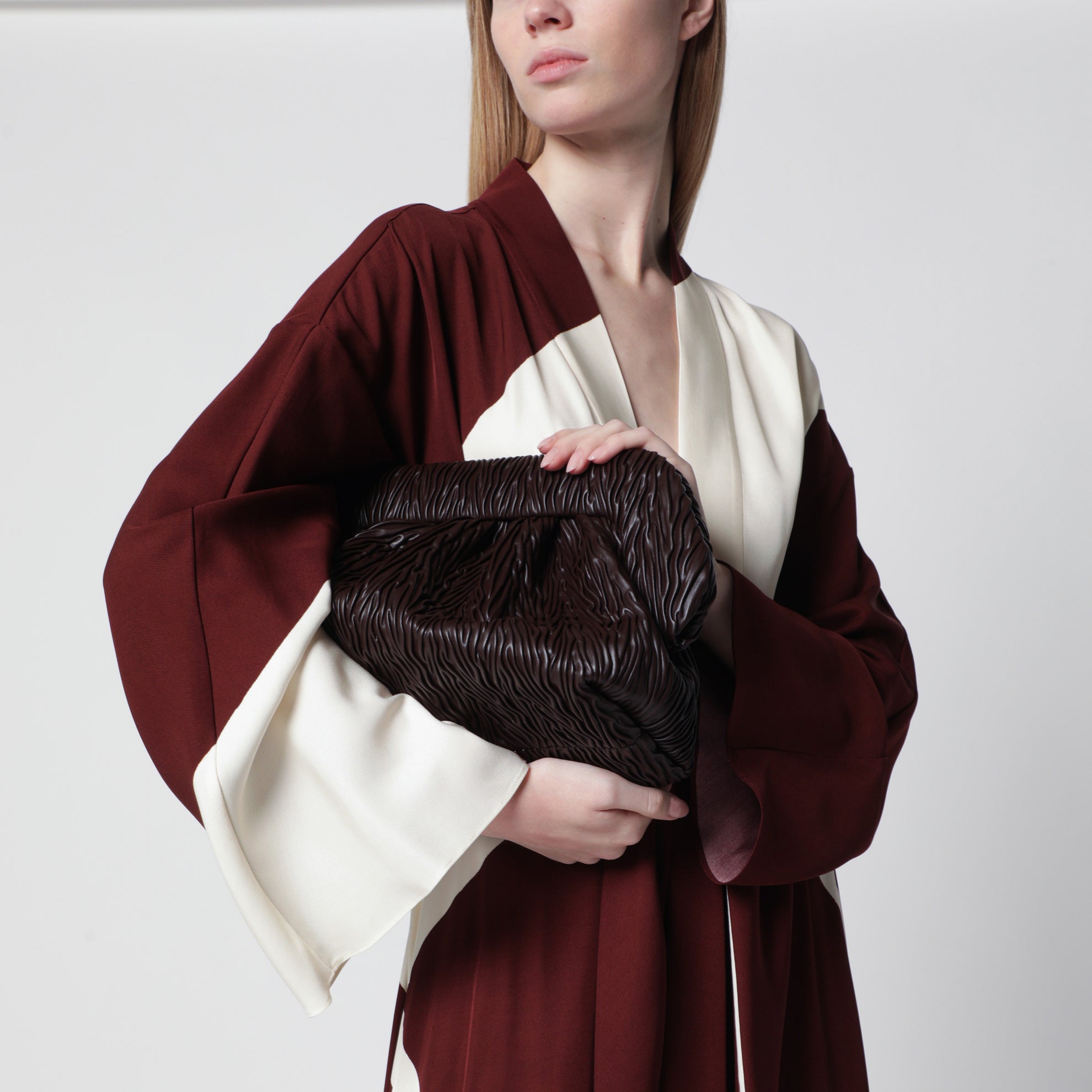 Clutch Bios in pelle vegana arricciata marrone