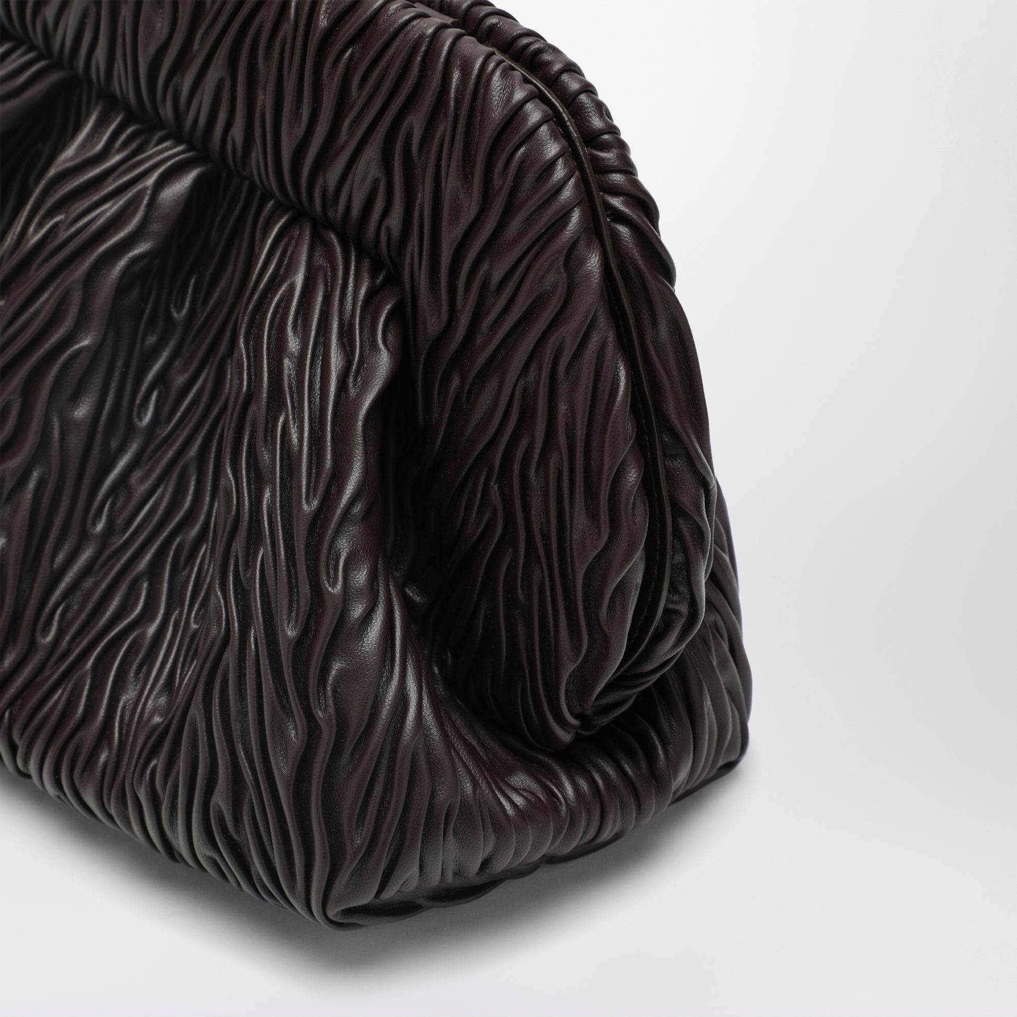Clutch Bios in pelle vegana arricciata marrone