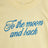 Gelbes T-Shirt mit To the Moon and Back Stickerei