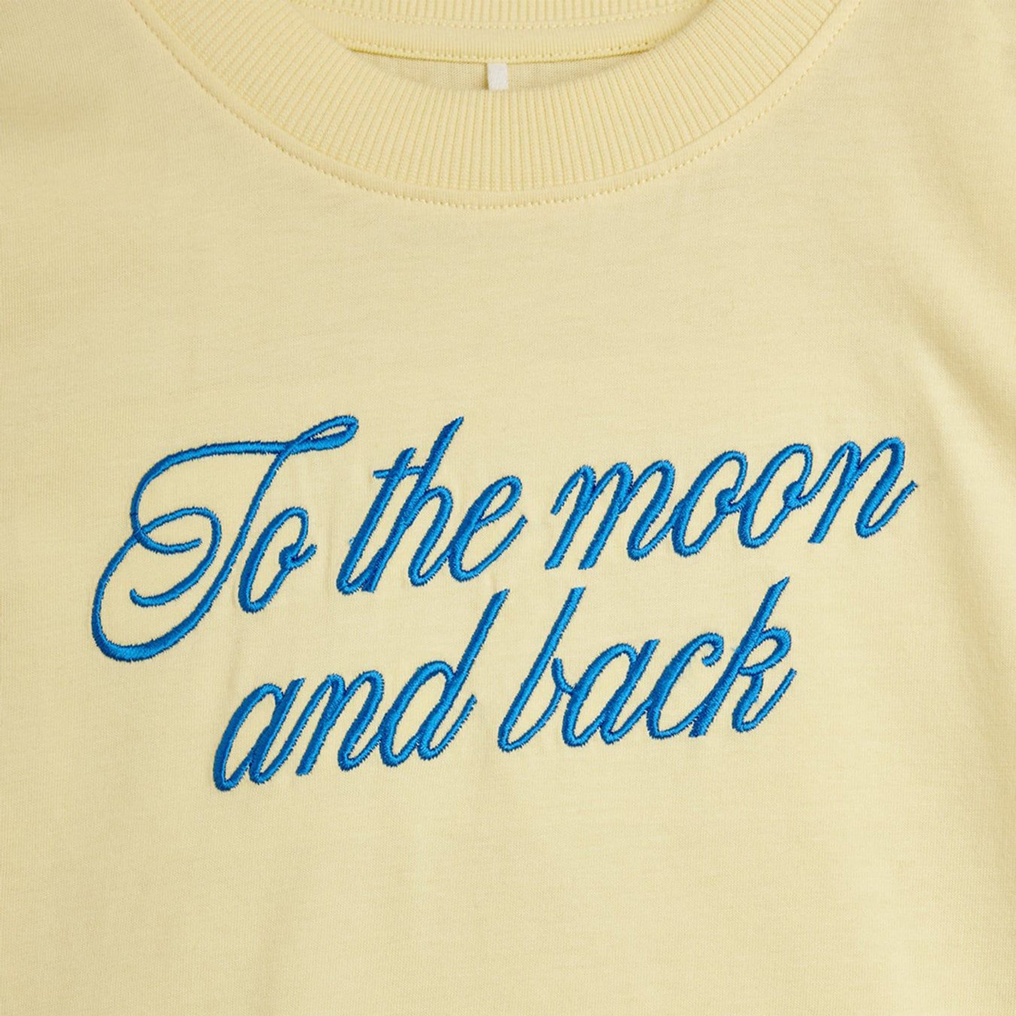 Gelbes T-Shirt mit To the Moon and Back Stickerei