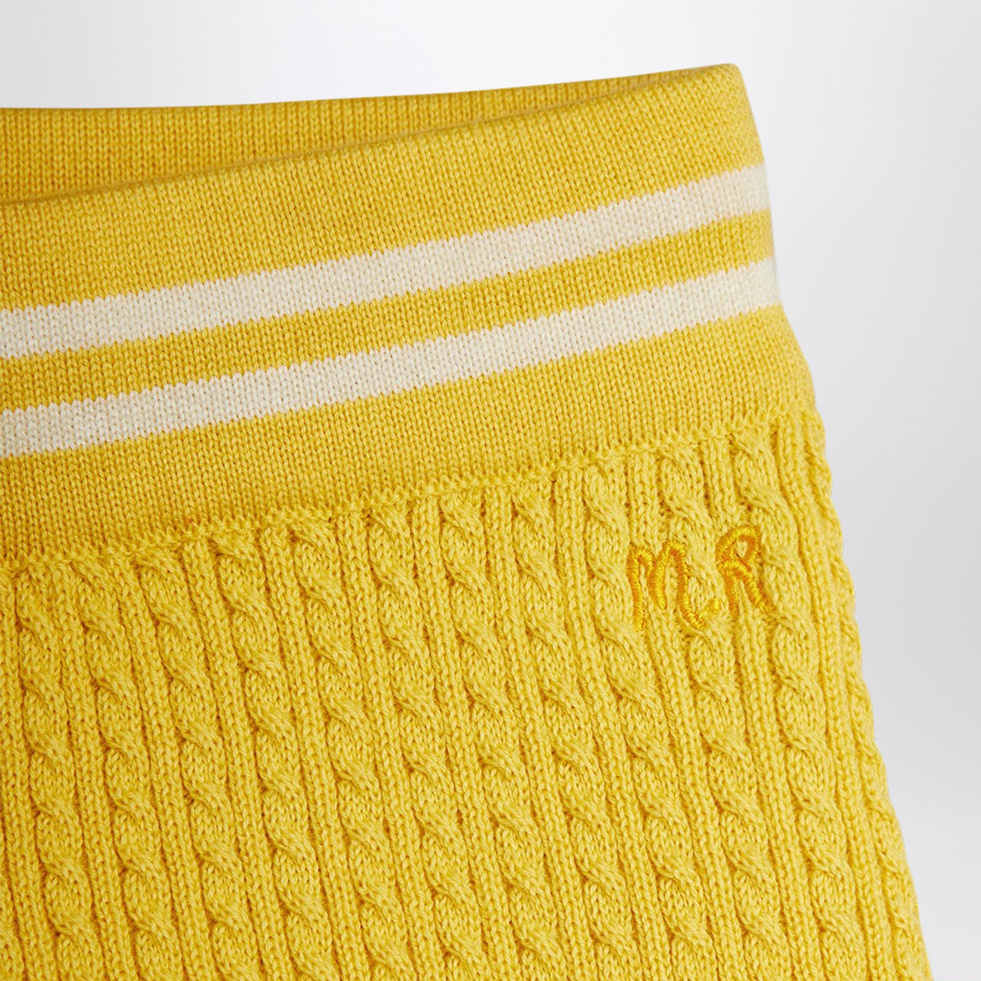 Short jaune en maille torsadée