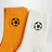 Deux paires de chaussettes blanc/orange avec broderie ballon de football