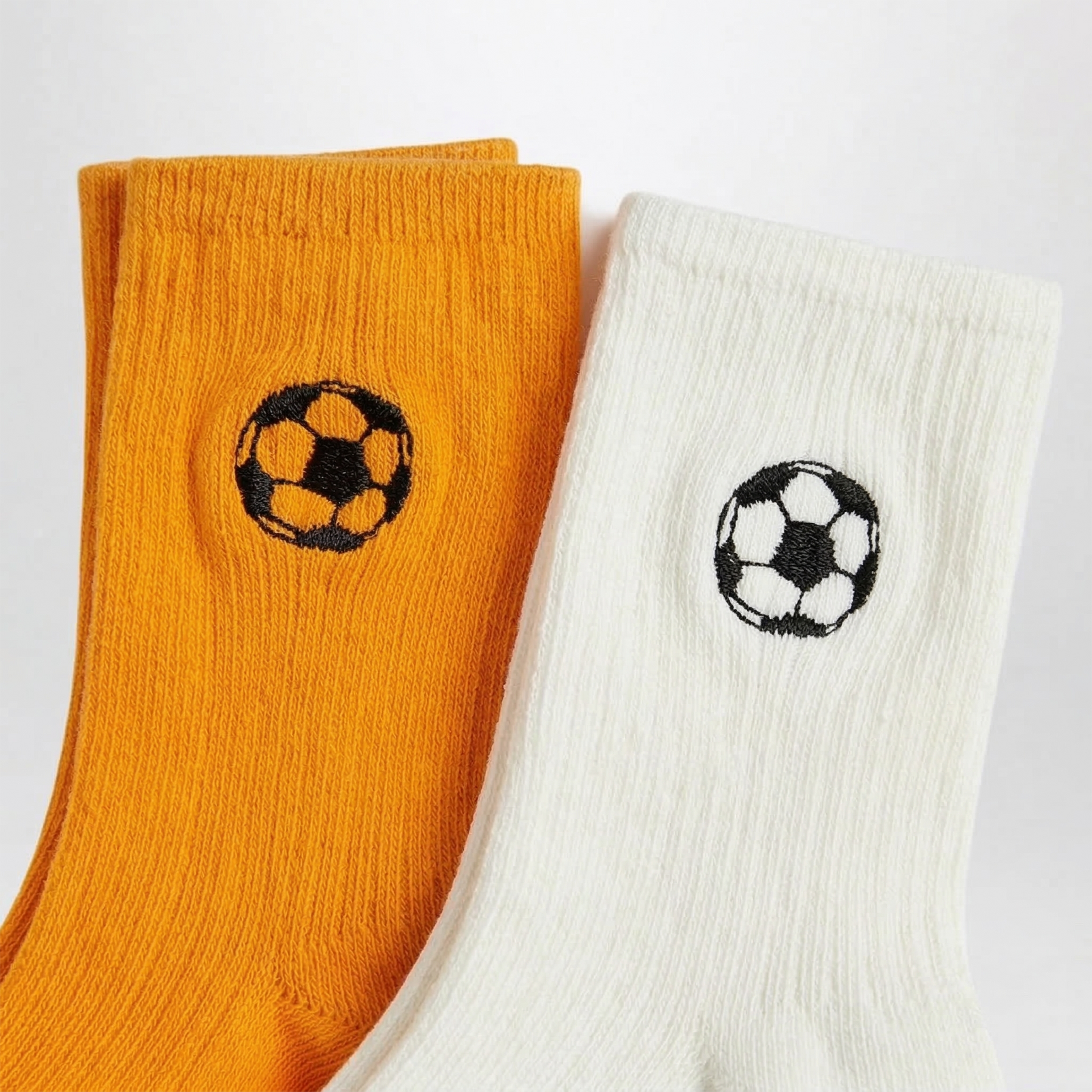Due paia di calzini con ricamo palla da calcio bianco/arancione