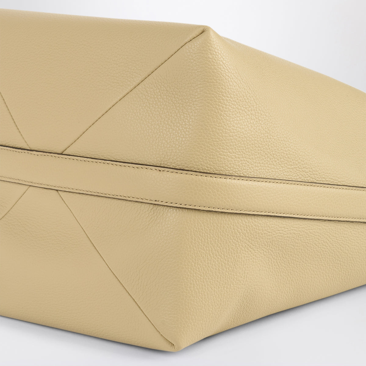 Mittelgroße beige Tote Bag aus genarbtem Leder