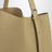 Mittelgroße beige Tote Bag aus genarbtem Leder