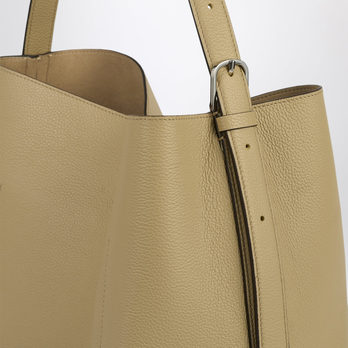 Mittelgroße beige Tote Bag aus genarbtem Leder