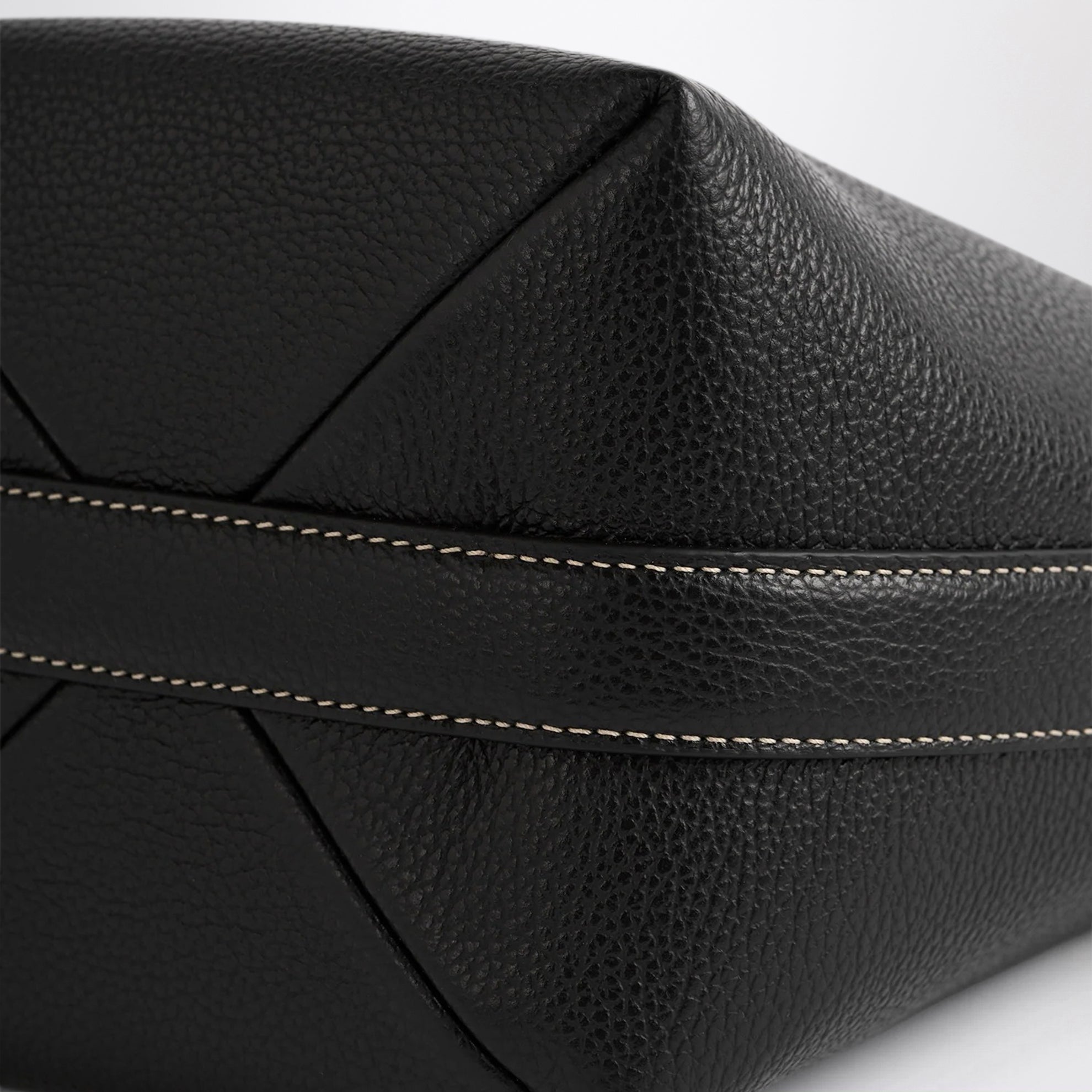 Petit sac tote Belted noir en cuir grainé