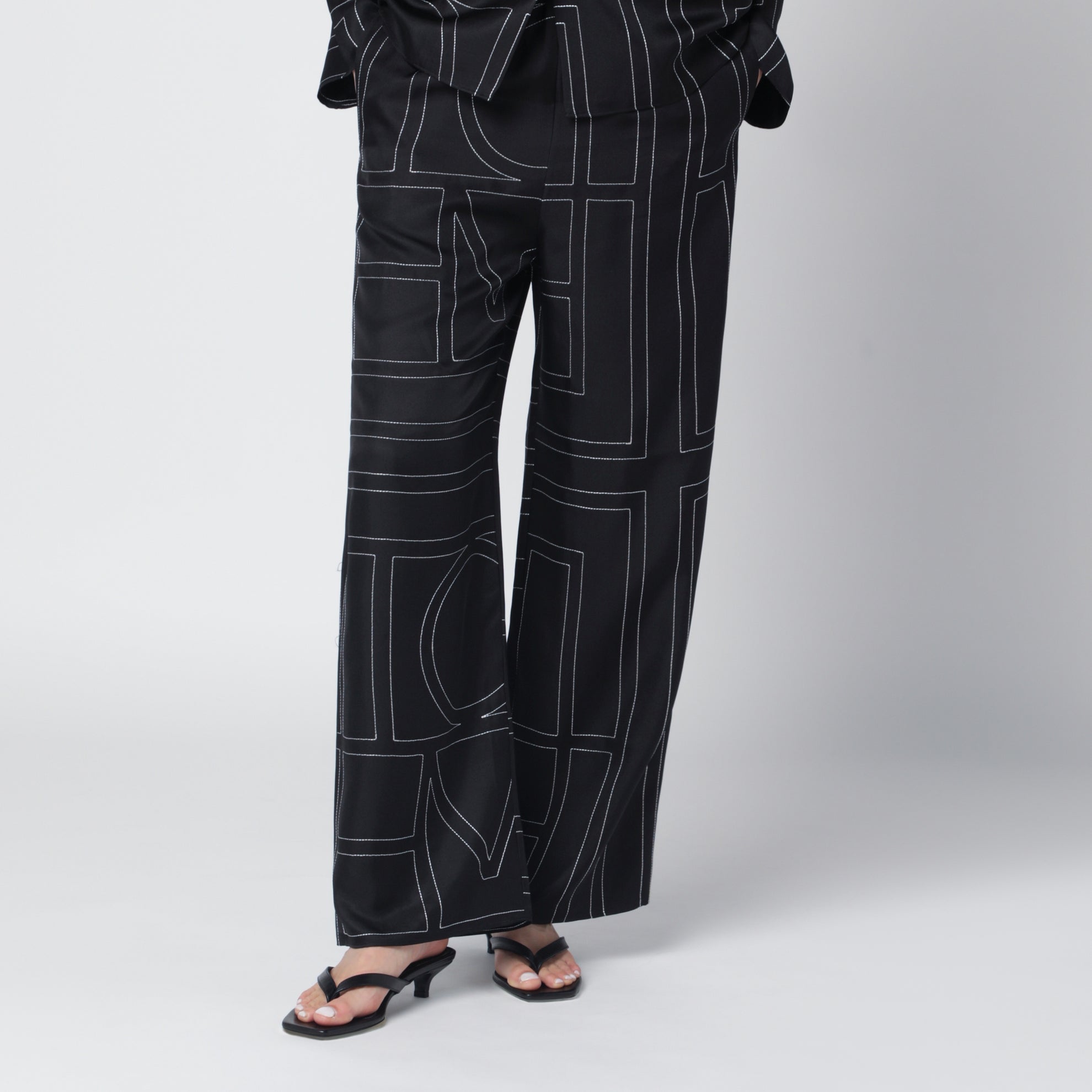 Pantaloni neri in seta con monogramma
