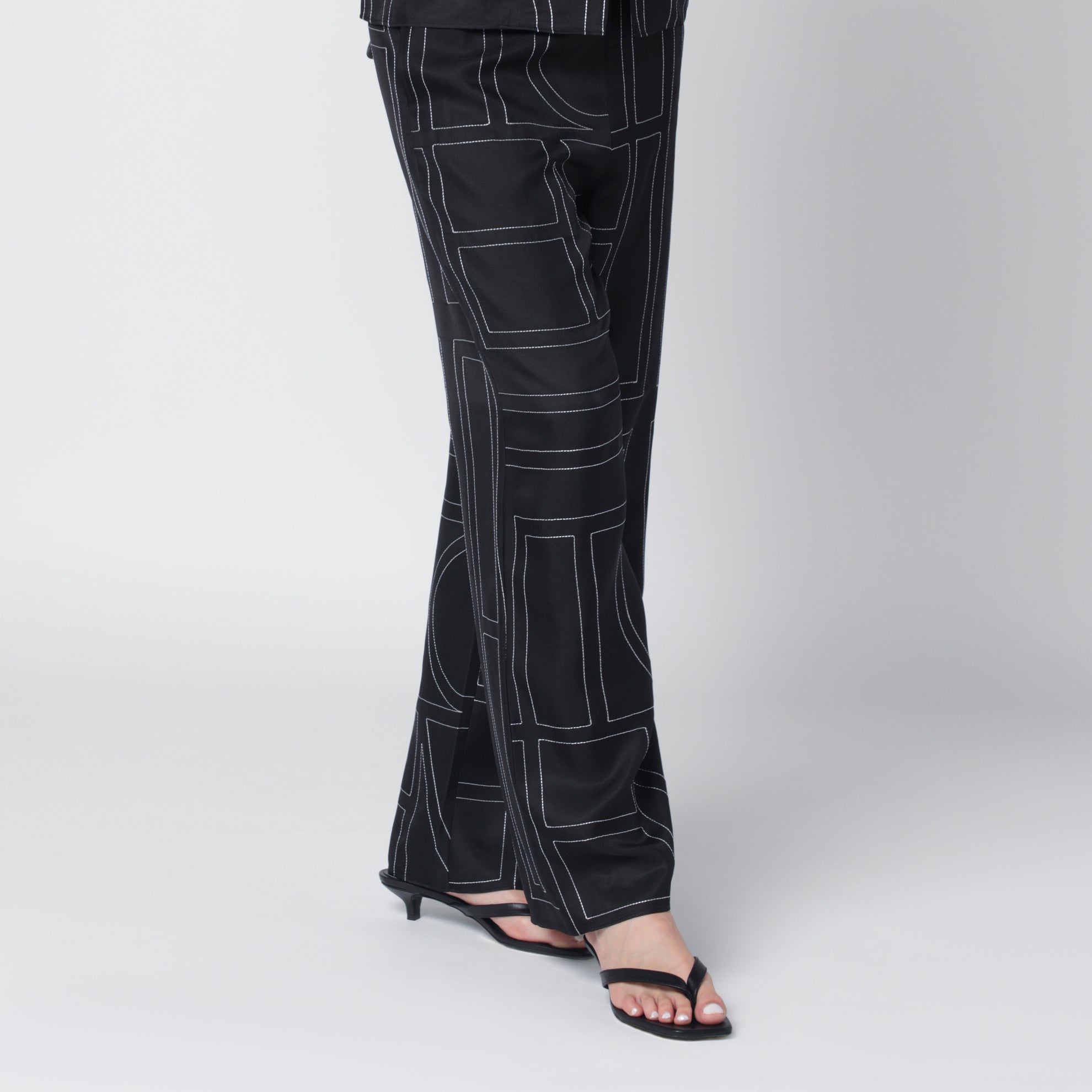 Pantaloni neri in seta con monogramma