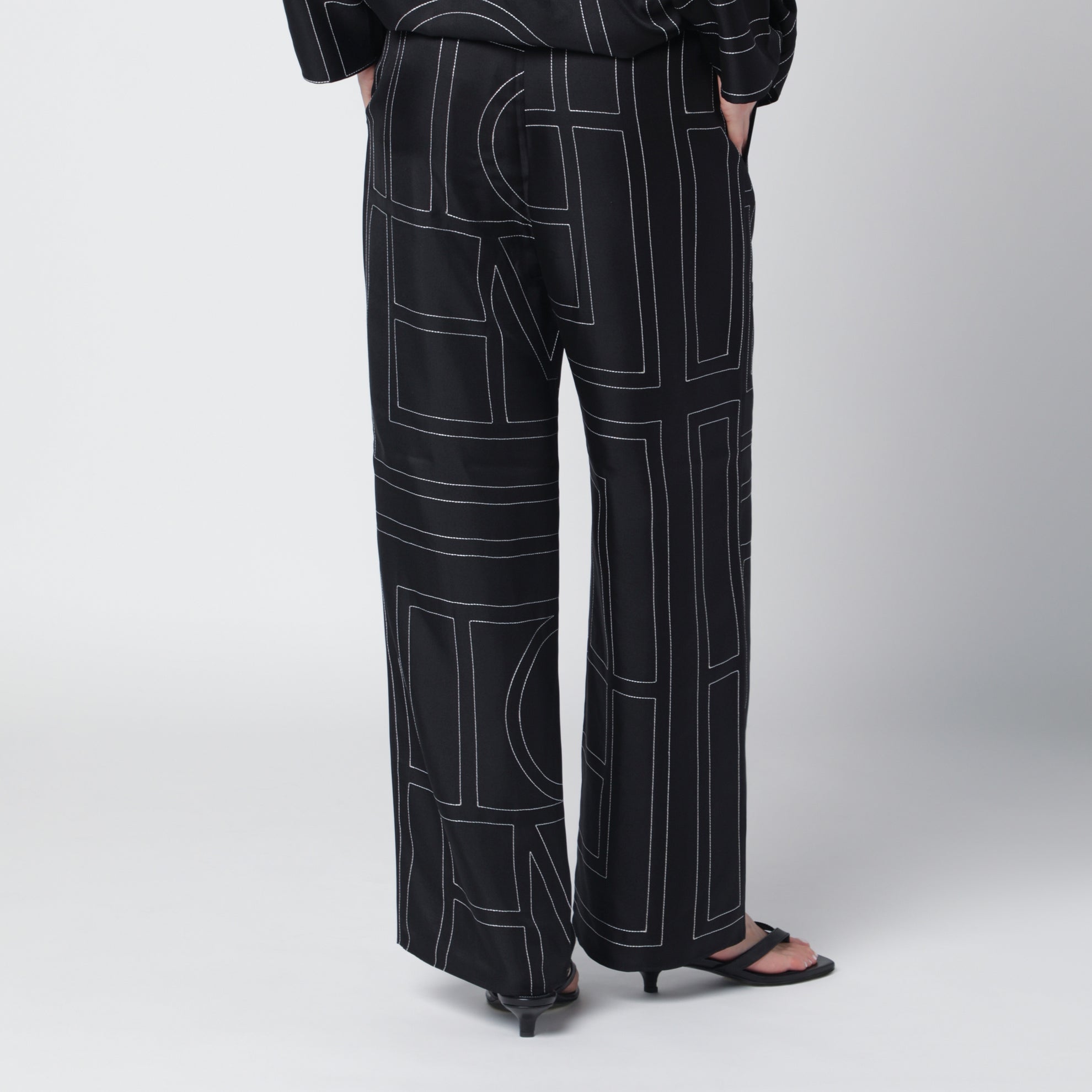 Pantaloni neri in seta con monogramma