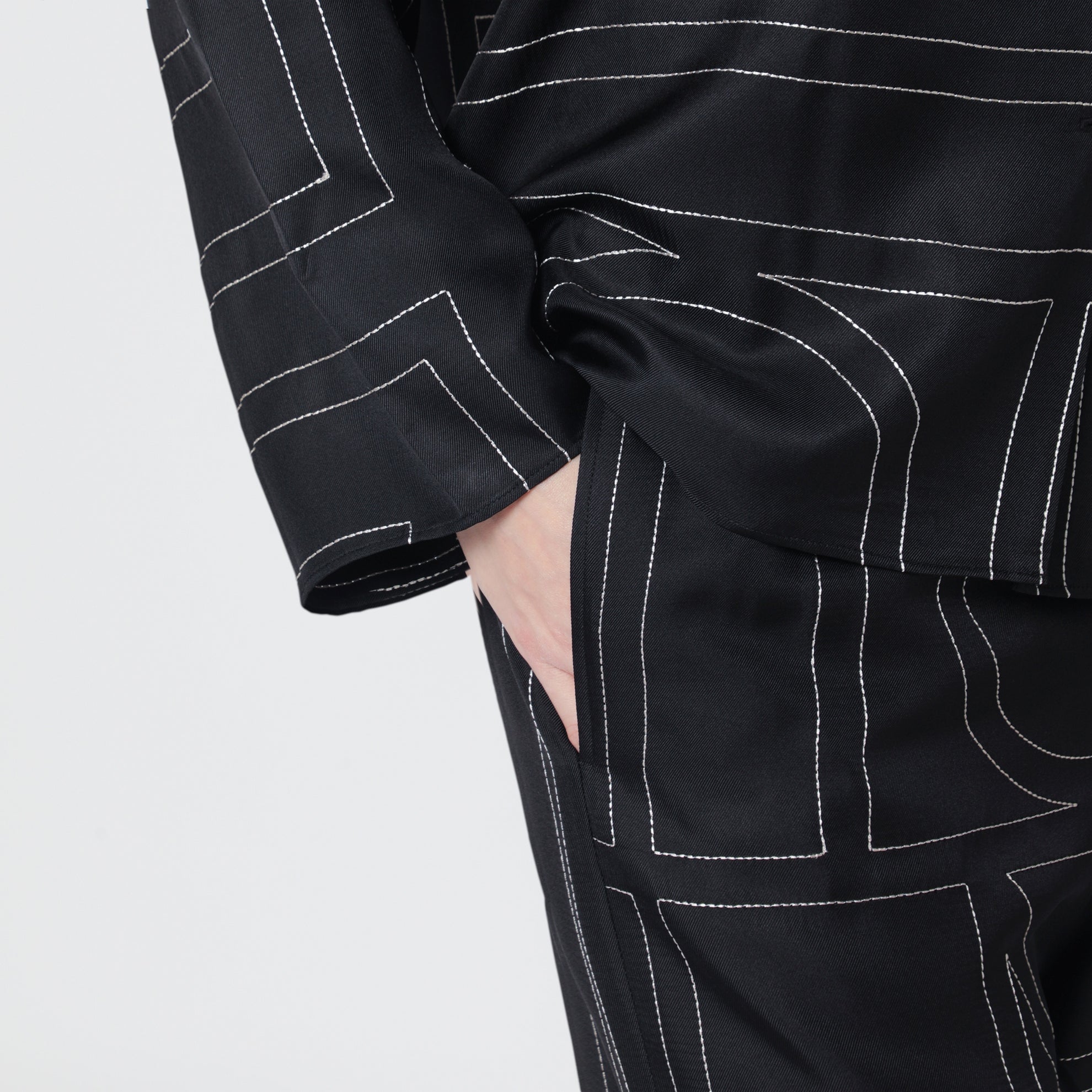 Pantaloni neri in seta con monogramma