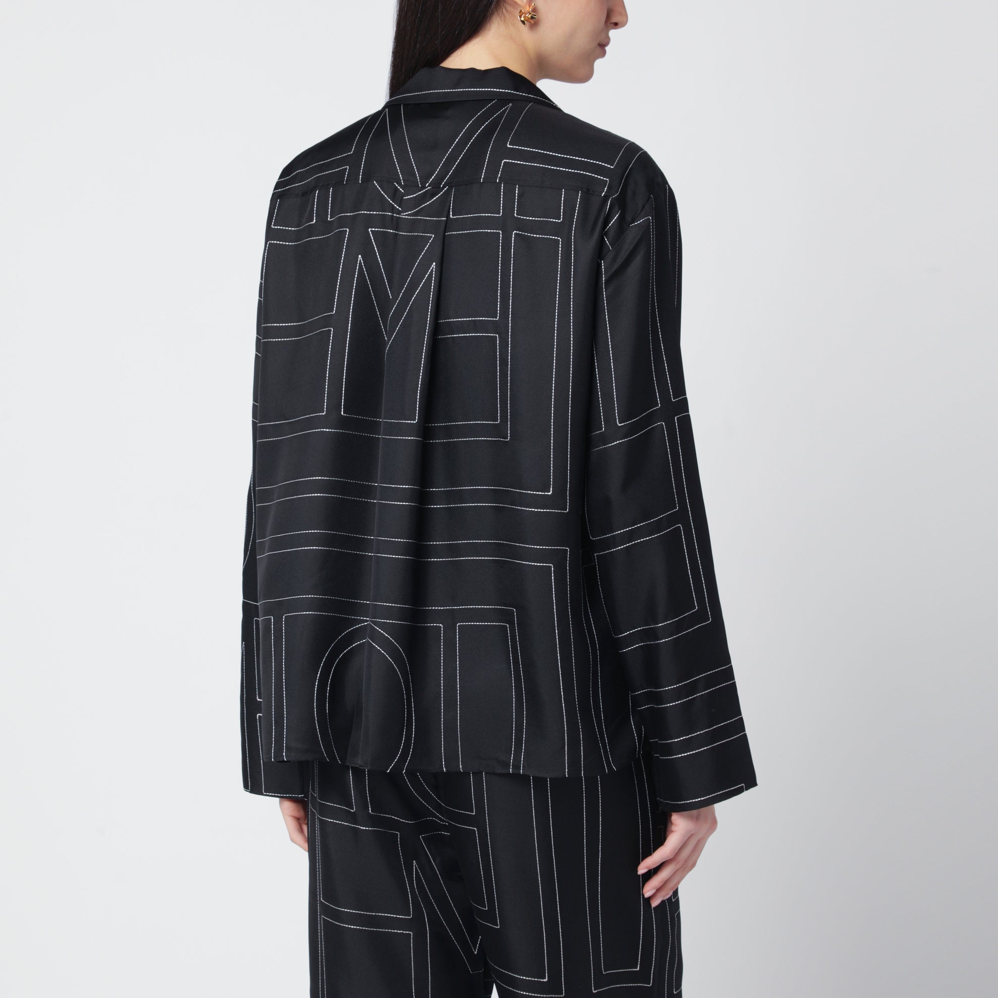 Camicia nera in seta con monogramma