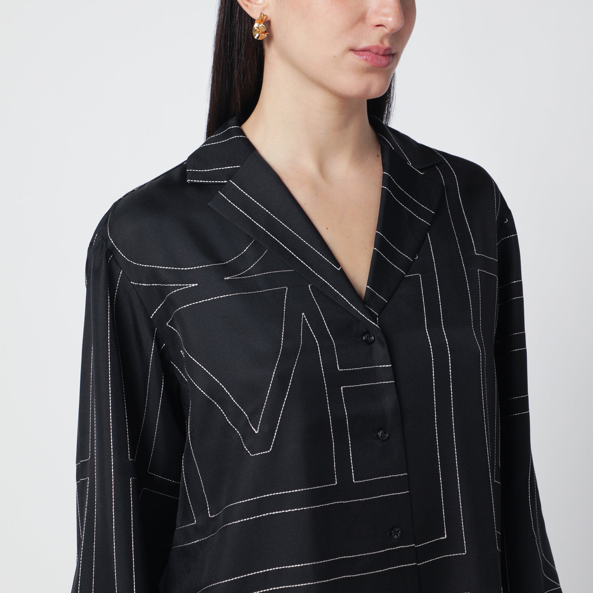 Camicia nera in seta con monogramma
