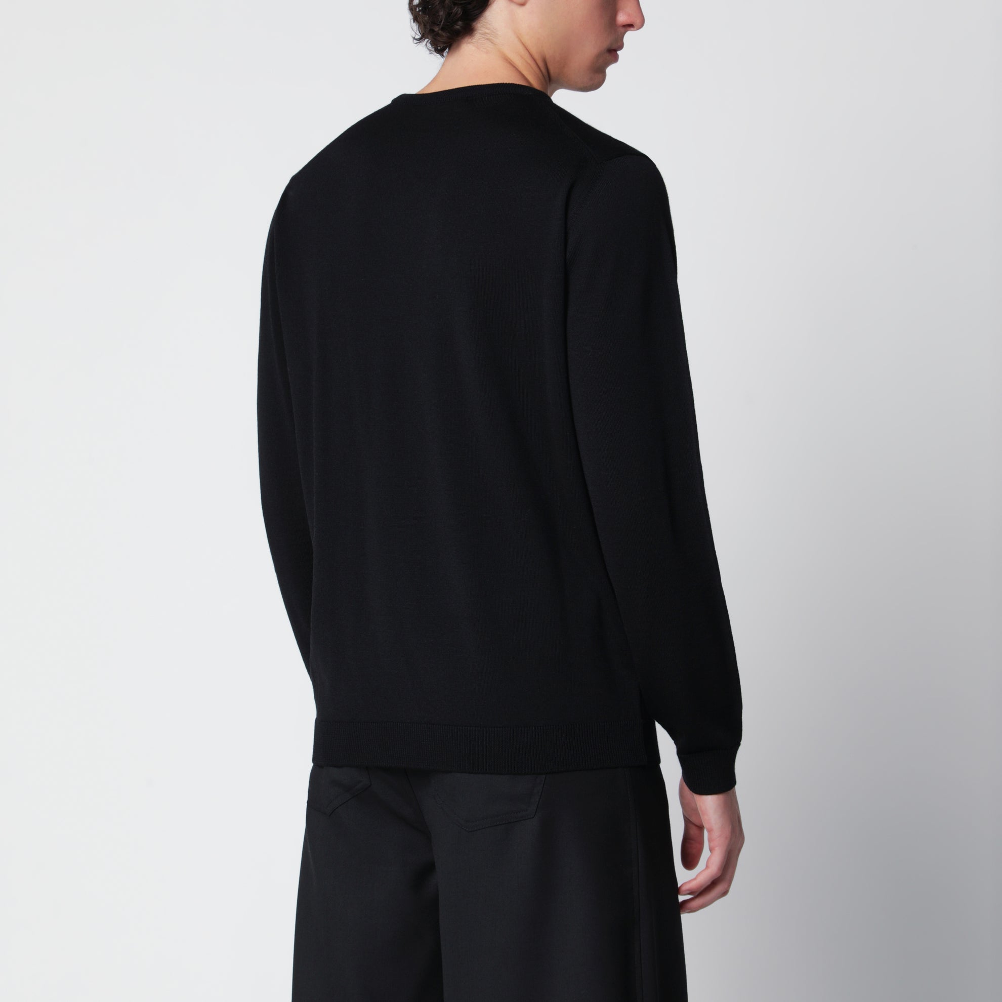 Maglia girocollo nera in lana