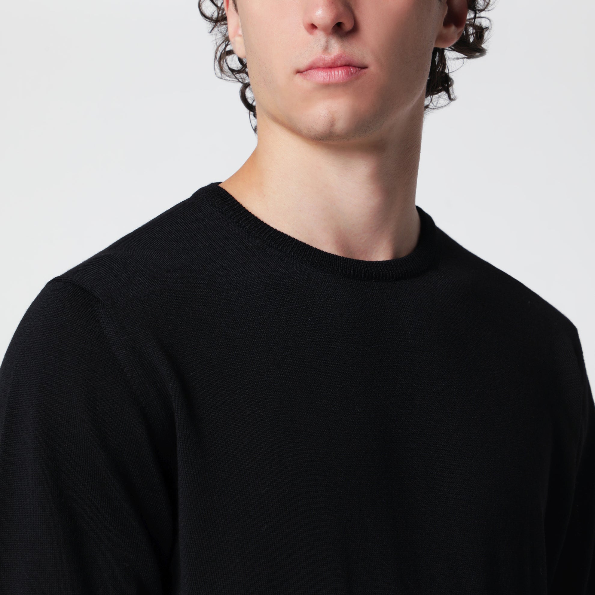 Maglia girocollo nera in lana