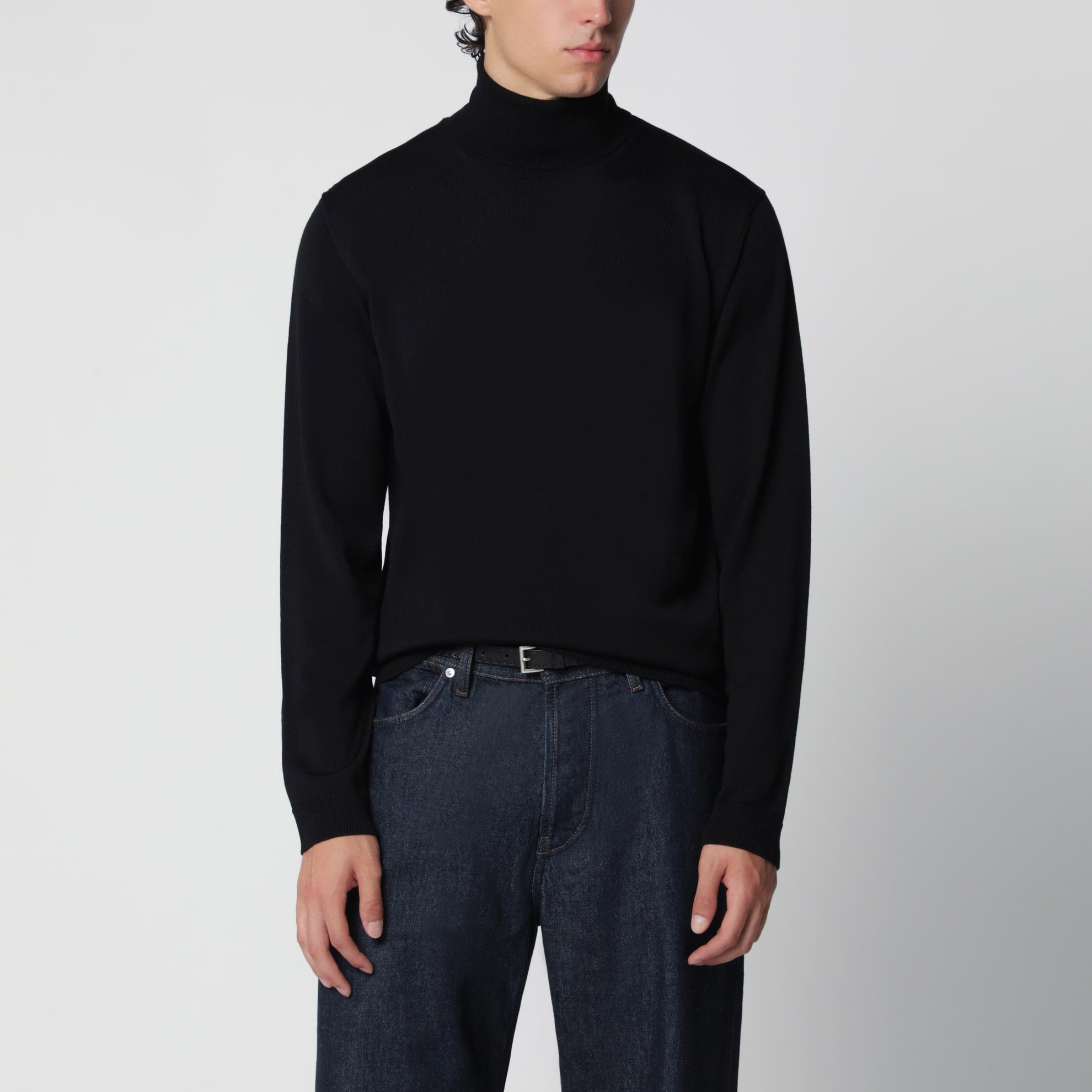 Schwarzer Rollkragenpullover aus Wolle