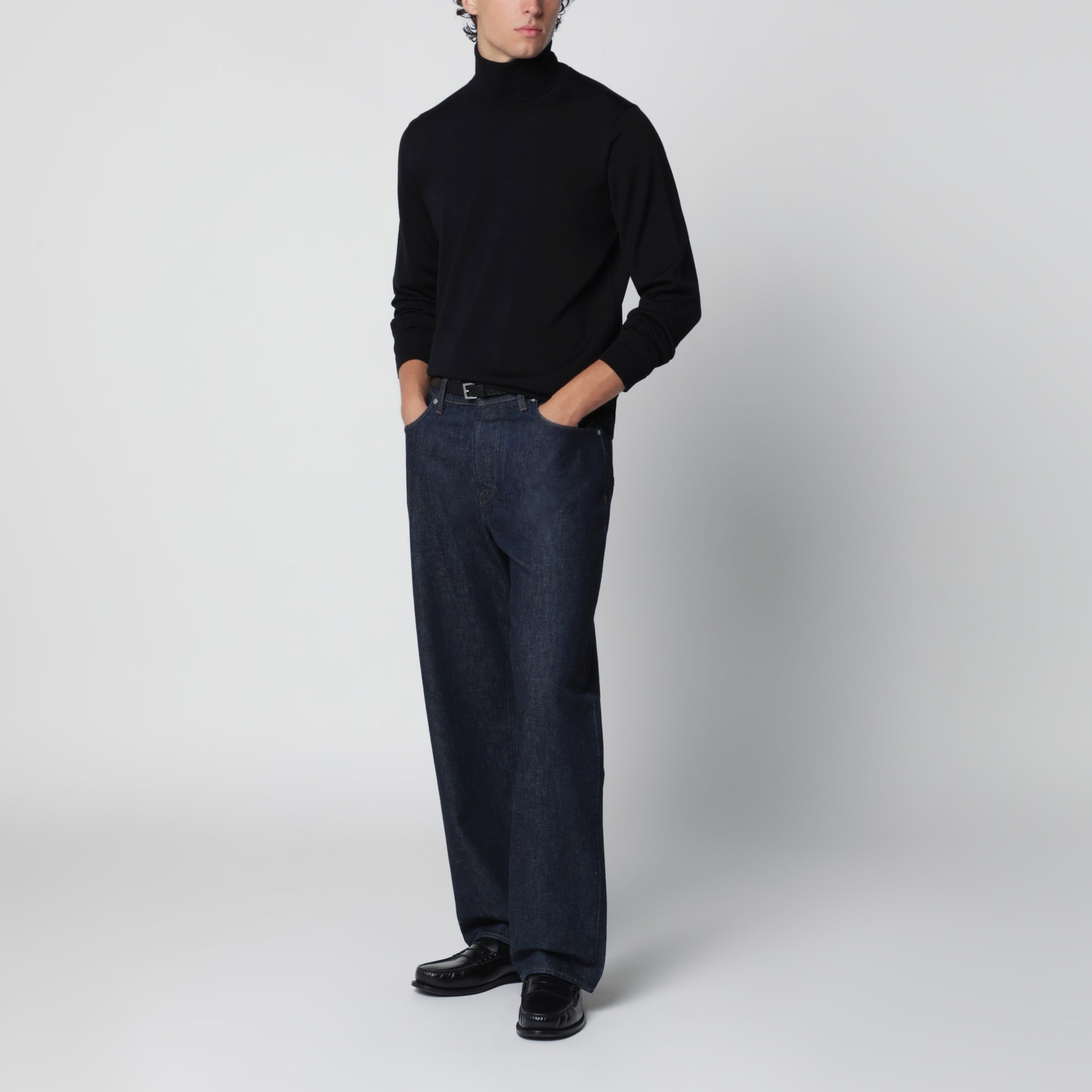 Schwarzer Rollkragenpullover aus Wolle