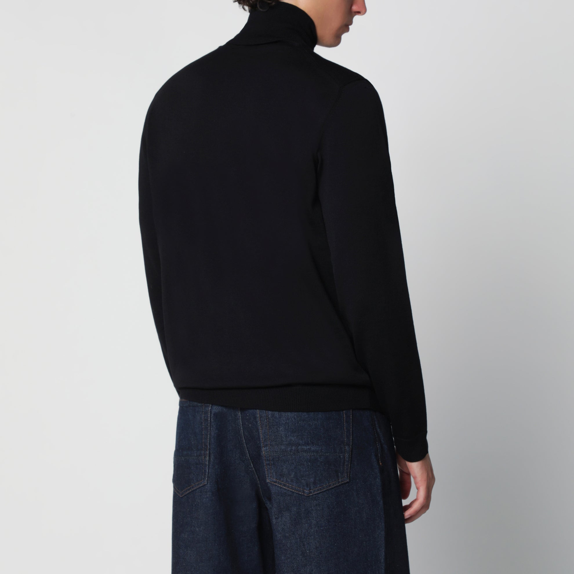 Schwarzer Rollkragenpullover aus Wolle