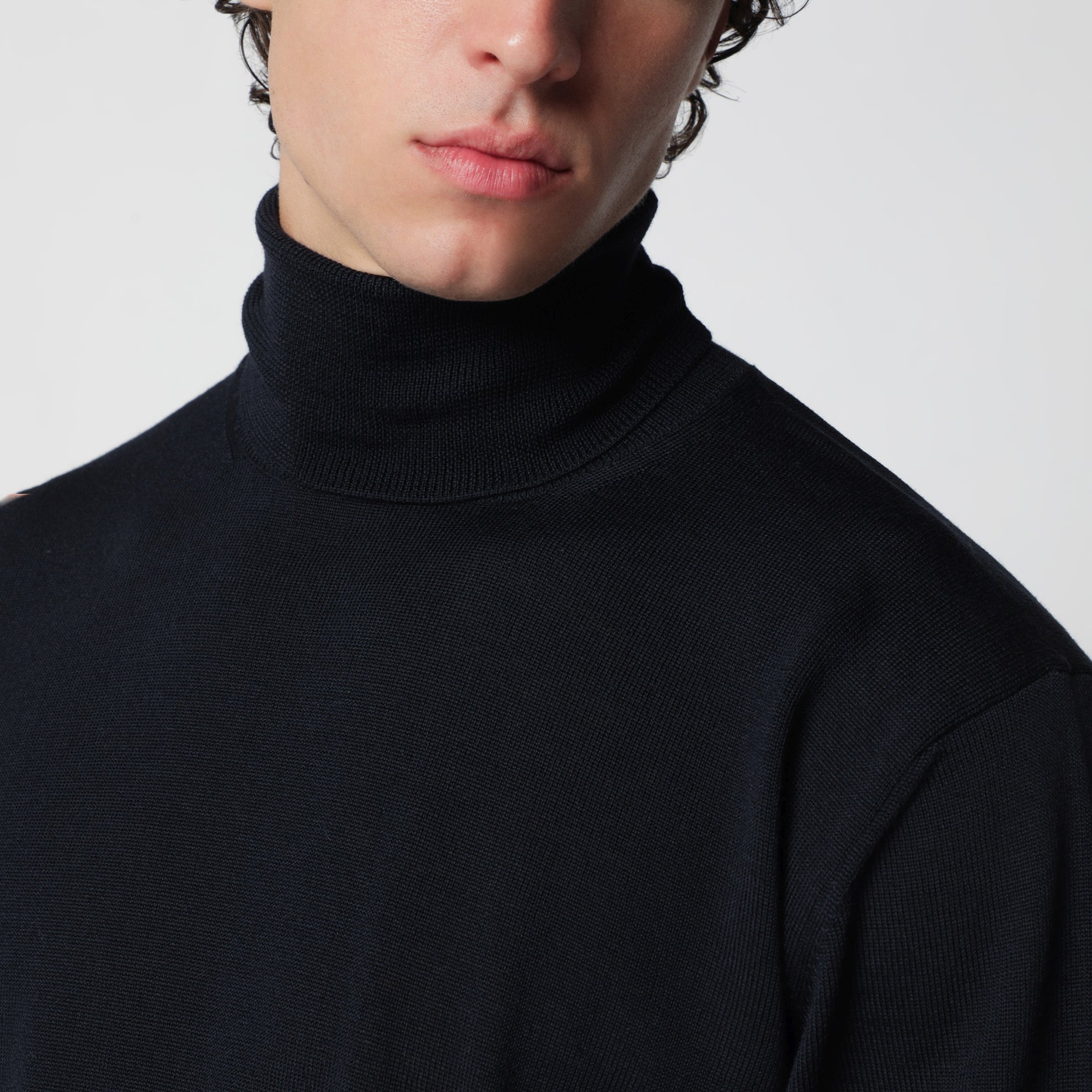 Navyblauer Rollkragenpullover aus Wolle