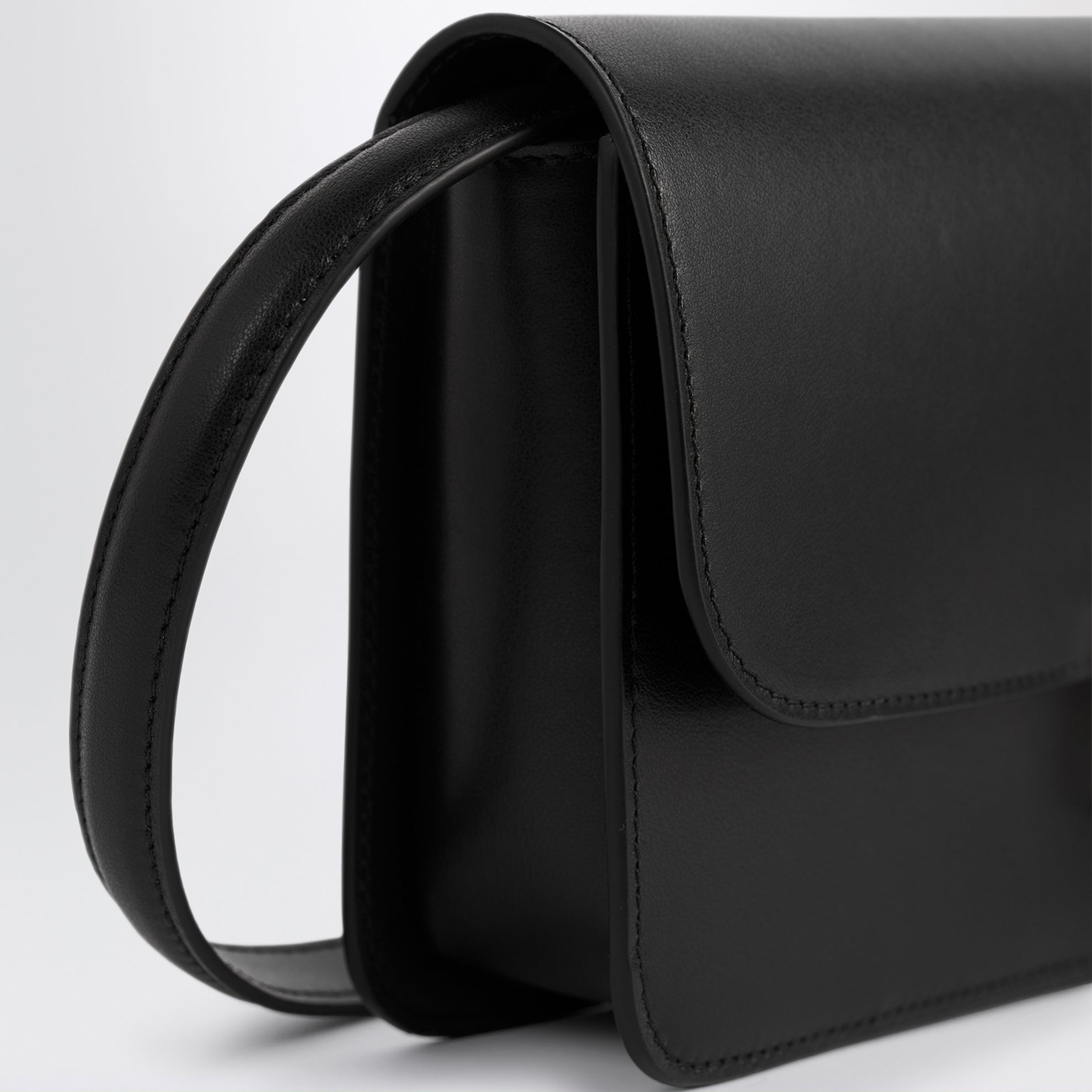 Pochette en cuir noir avec fermeture à cadenas en T