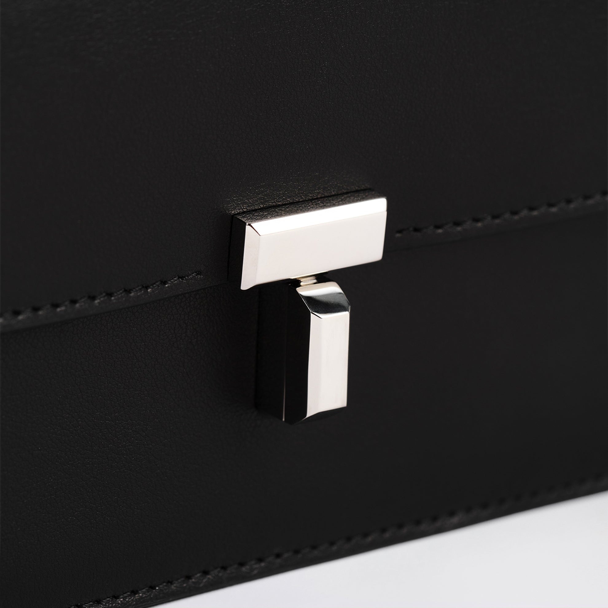 Pochette en cuir noir avec fermeture à cadenas en T