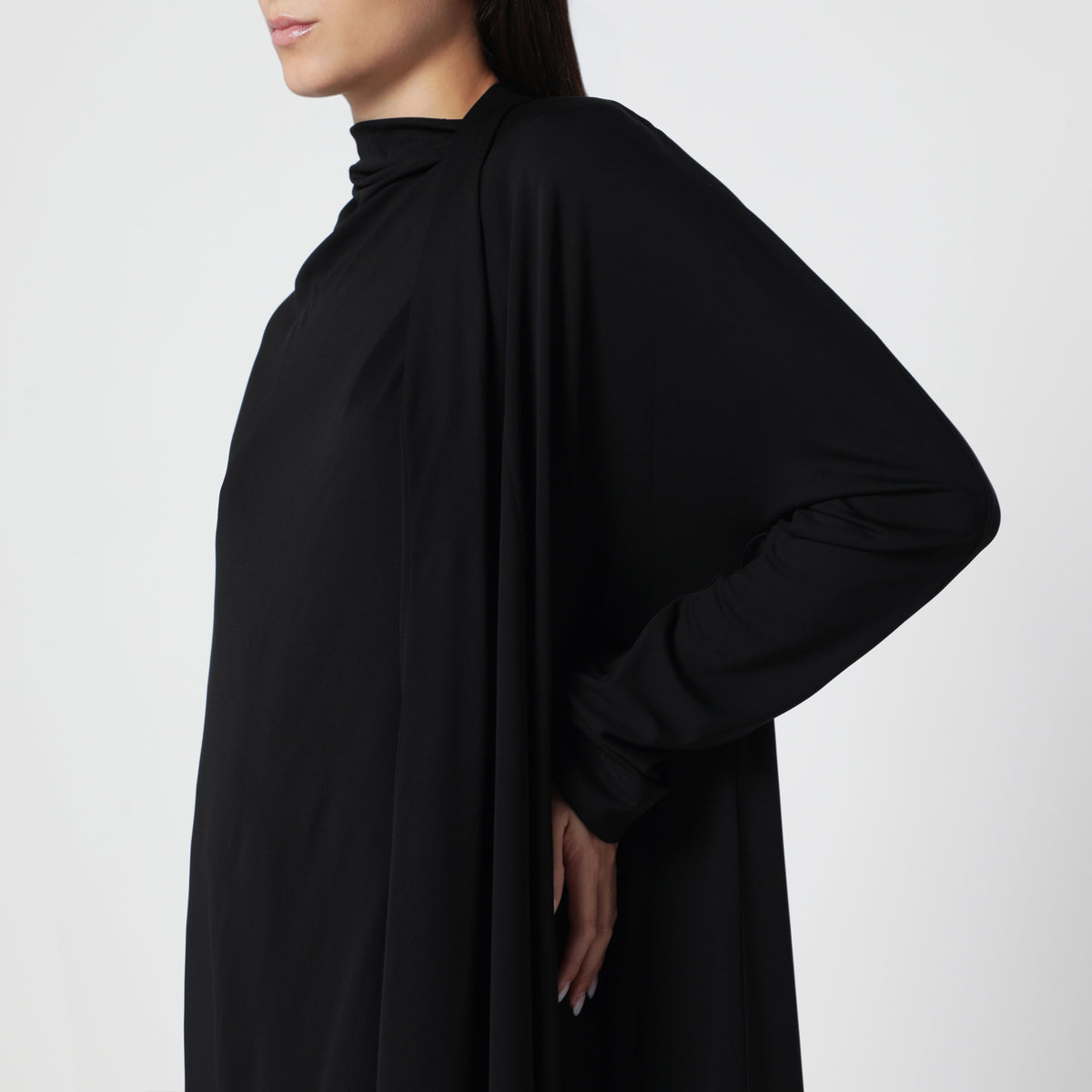Abito asimmetrico stile foulard nero in jersey
