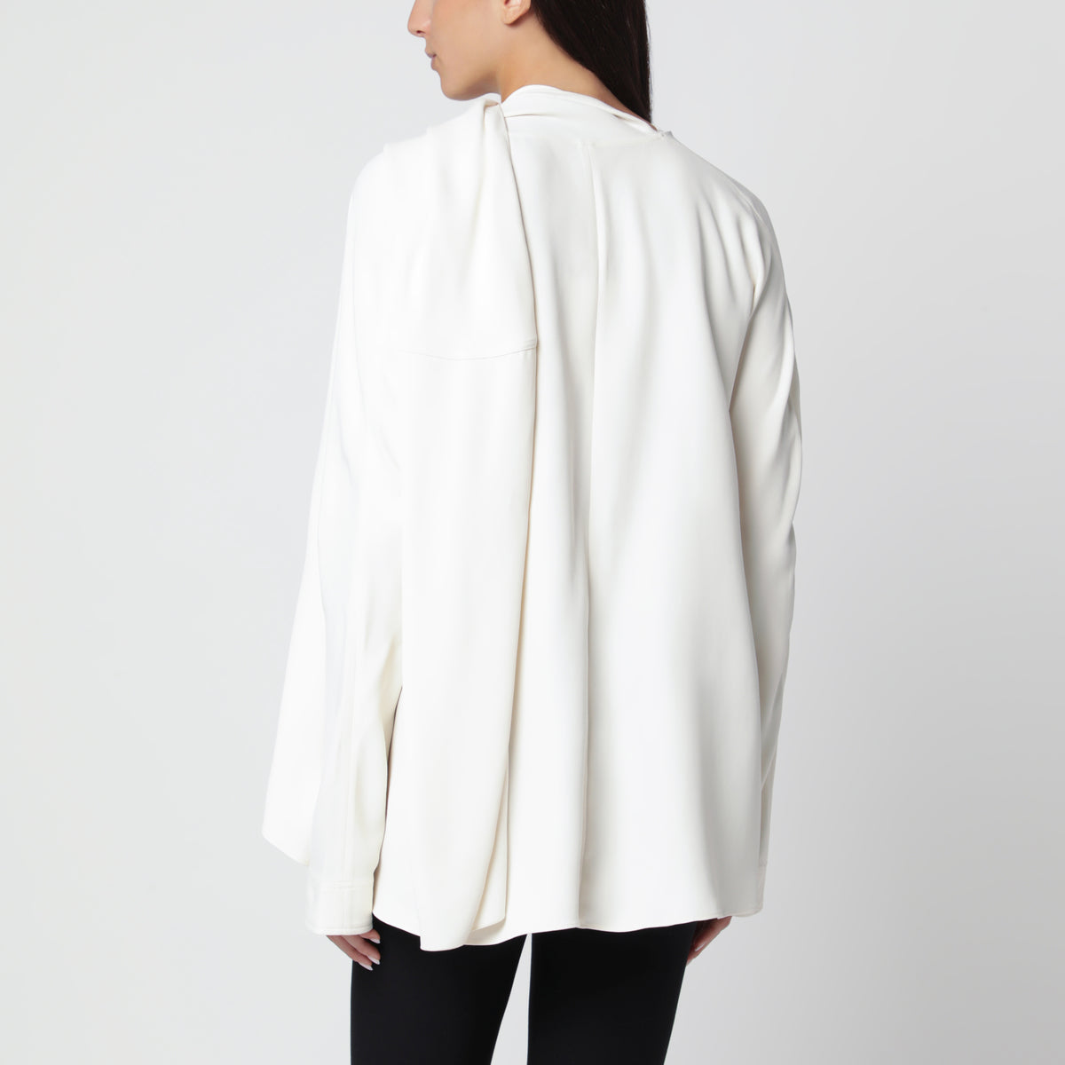 Ecrufarbene, asymmetrisch drapierte Bluse aus Viskose