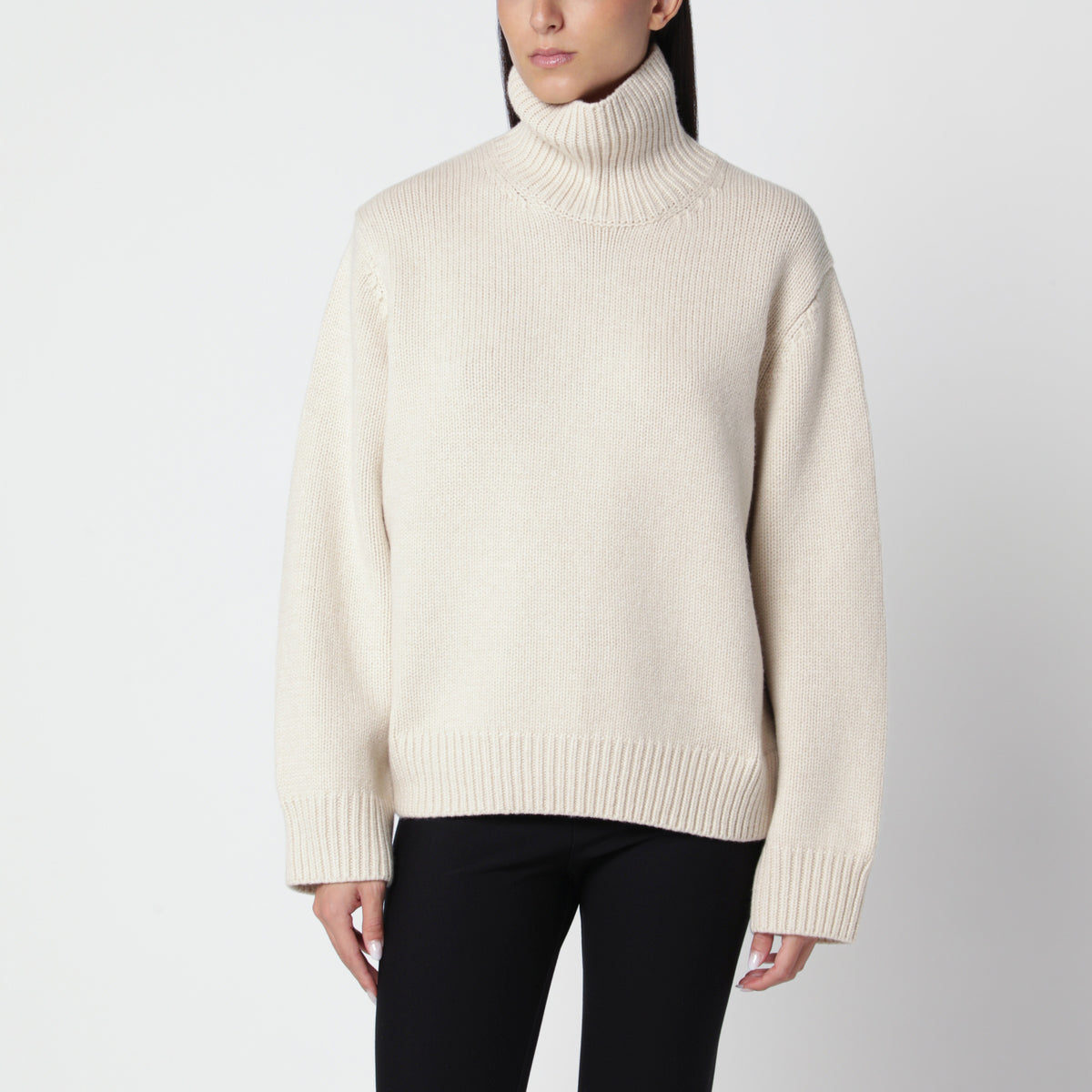 Übergroßer, mandelfarbener Wollrollkragenpullover