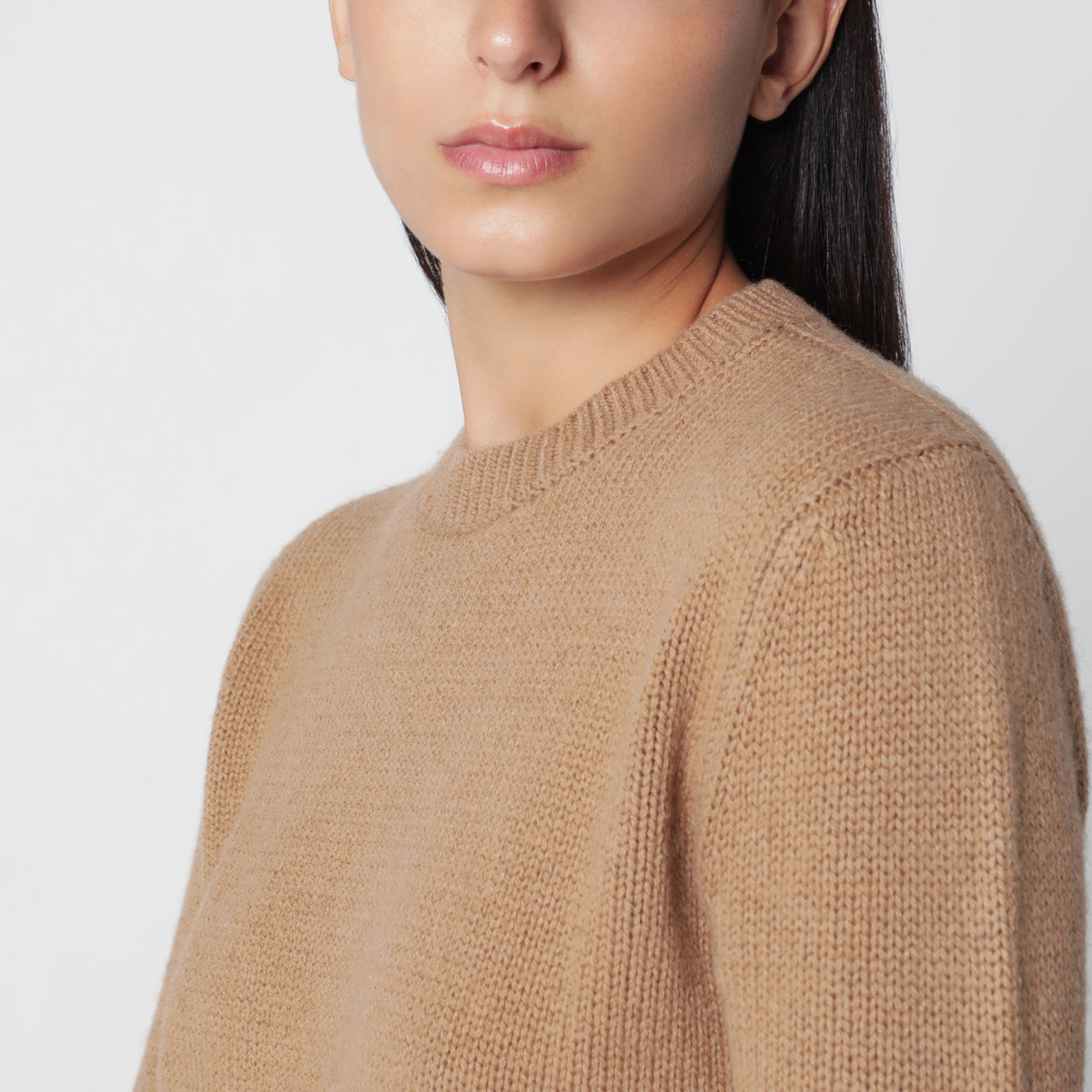 Kamelhaarfarbener Pullover mit Rundhalsausschnitt