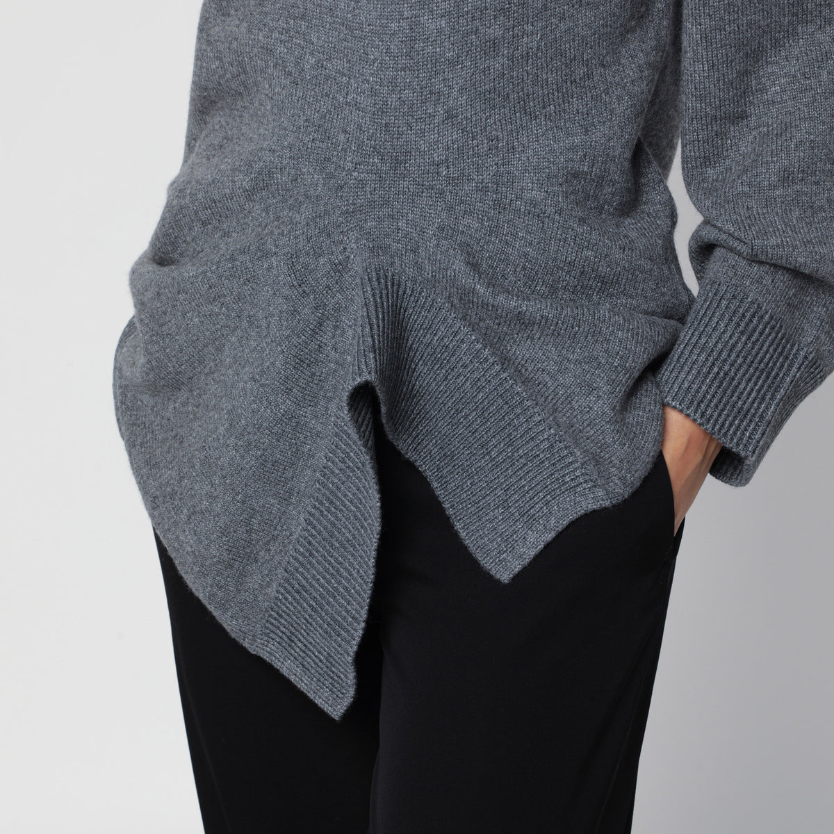 Dunkelgrauer asymmetrischer Pullover aus Wolle und Kaschmir