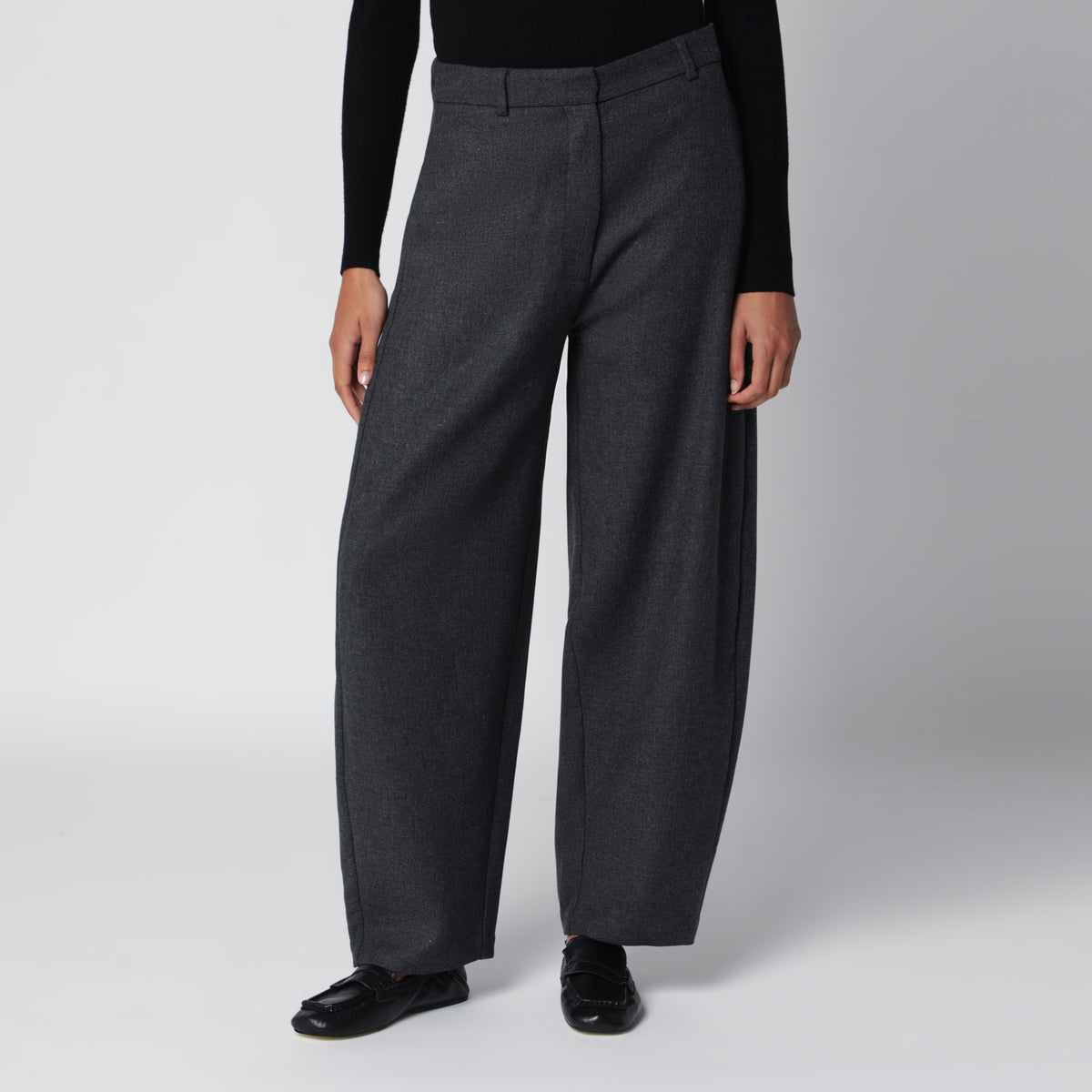 Pantalon gris à coupe incurvée en laine